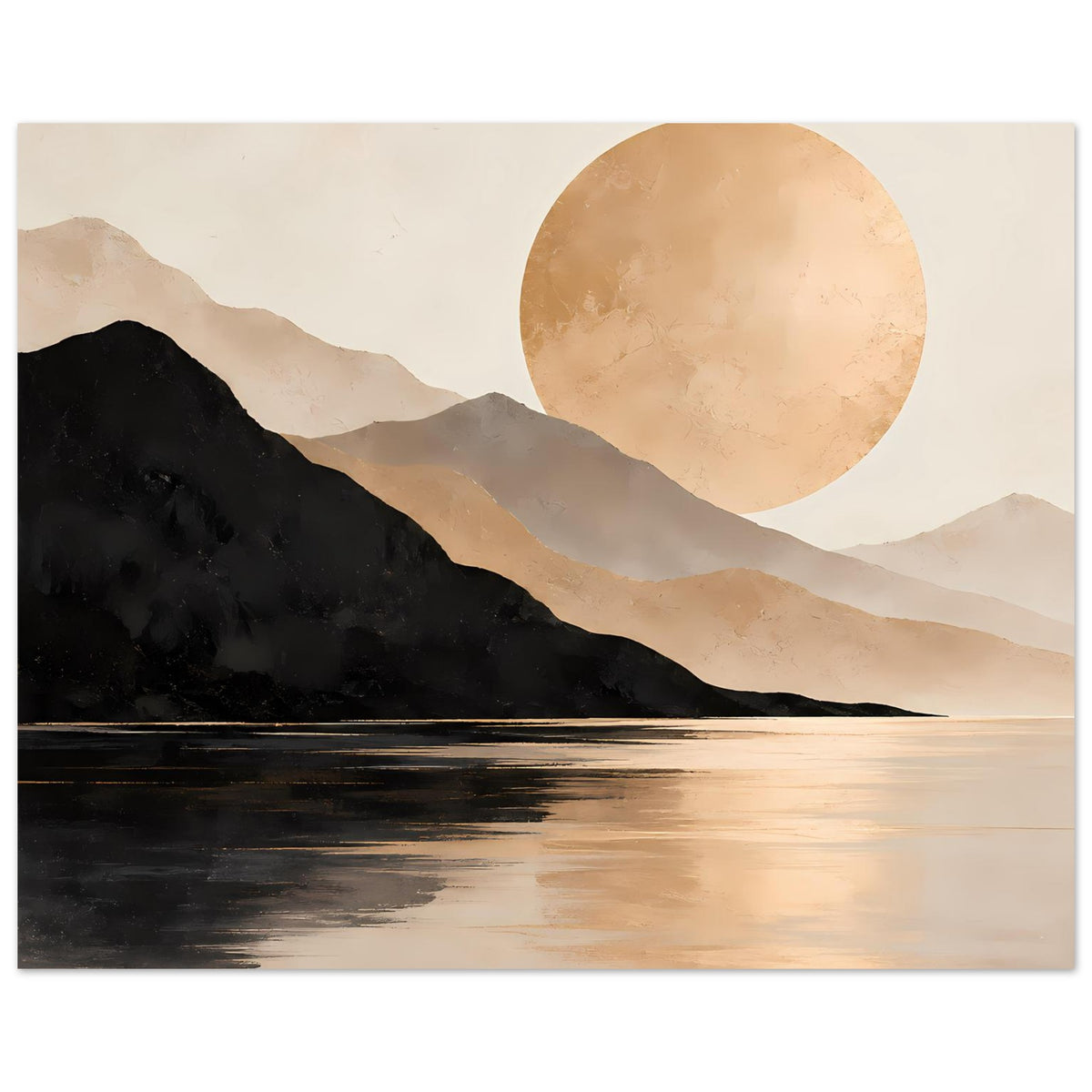 Horizontales Poster: schwarze Berge, Seeufer und großer goldener Sonnenkreis
