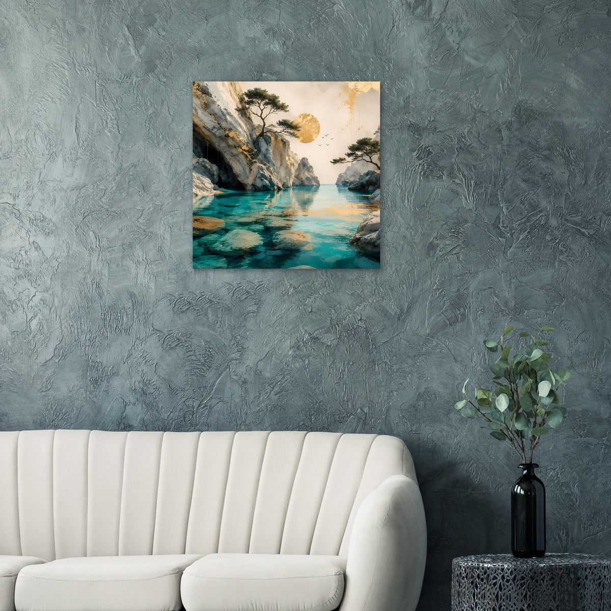 Quadratisches Wandposter Küstenlandschaft: türkisblaues Wasser, felsige Küste, Bäume und goldener Mond