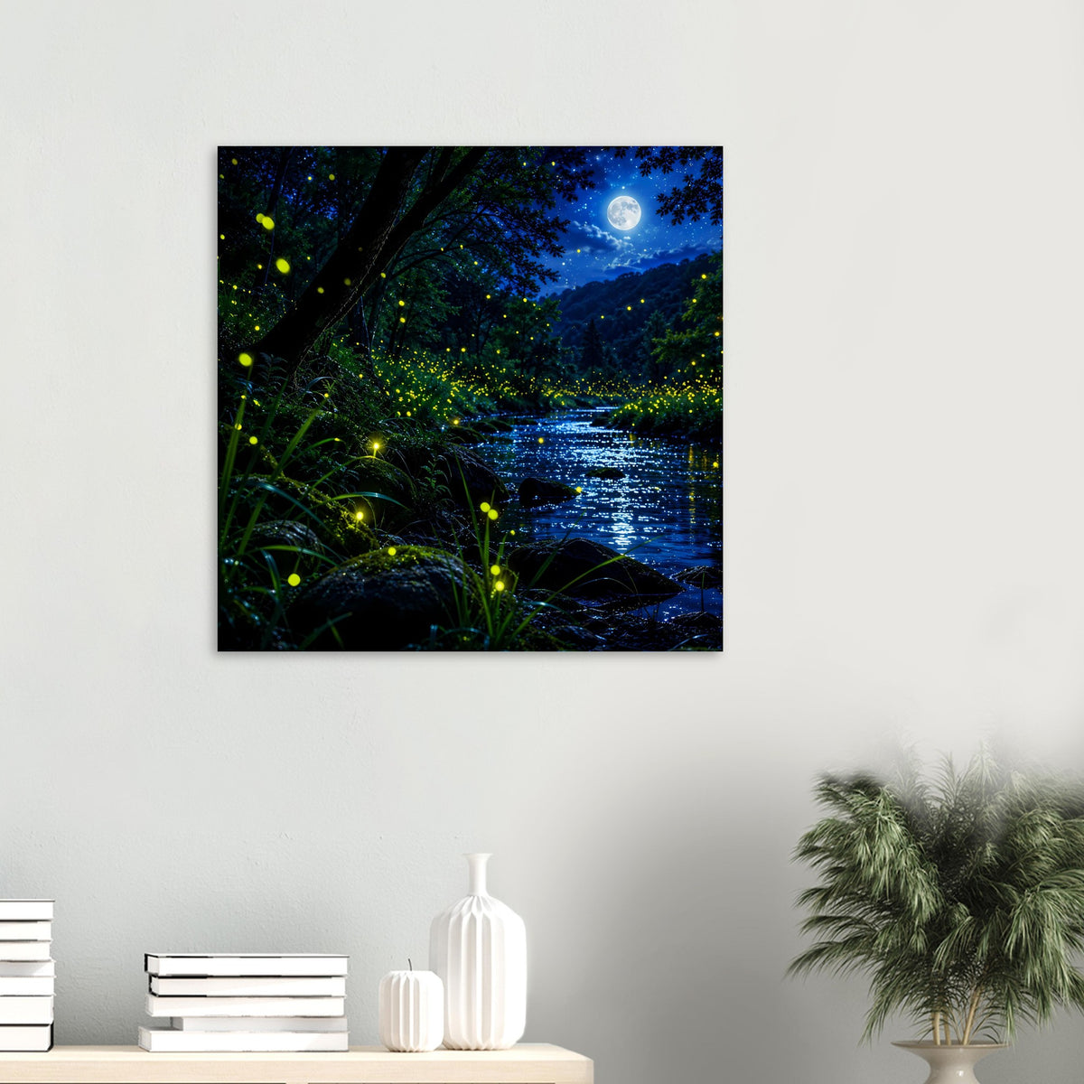 Kleines Poster im Querformat: Wald bei Nacht mit Mond und leuchtenden Glühwürmchen am Flussufer