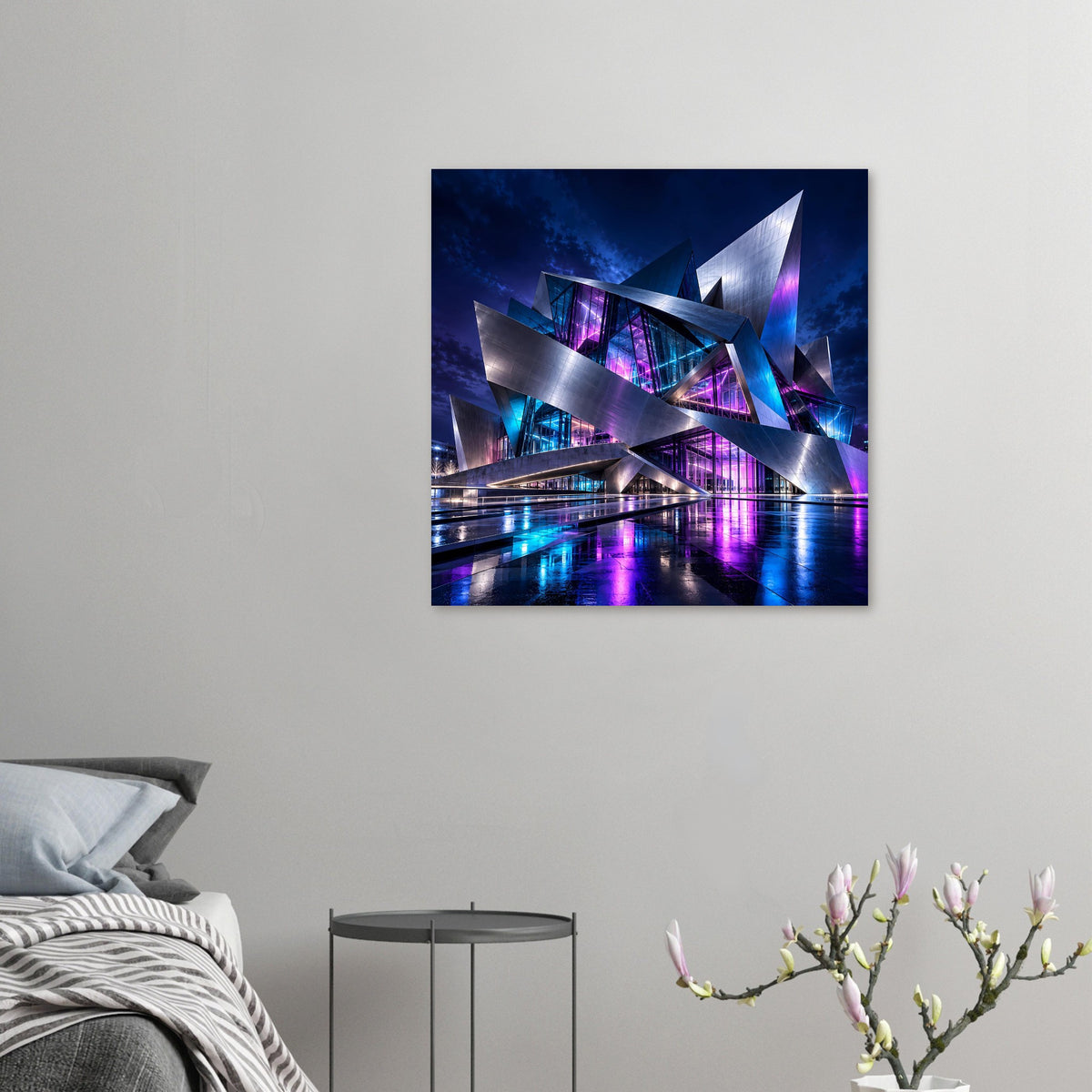 Futuristisches Architekturposter klein im Wohnraum: diagonale Stahlarchitektur mit blau-violetten Lichtern