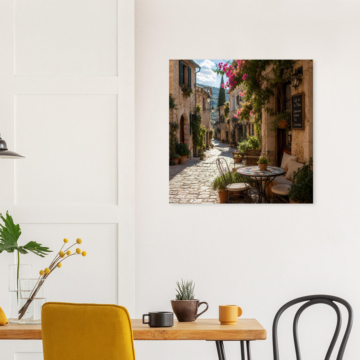Poster mit sonniger Café-Straßenszene, schmale Gasse mit Tischen und Blumen