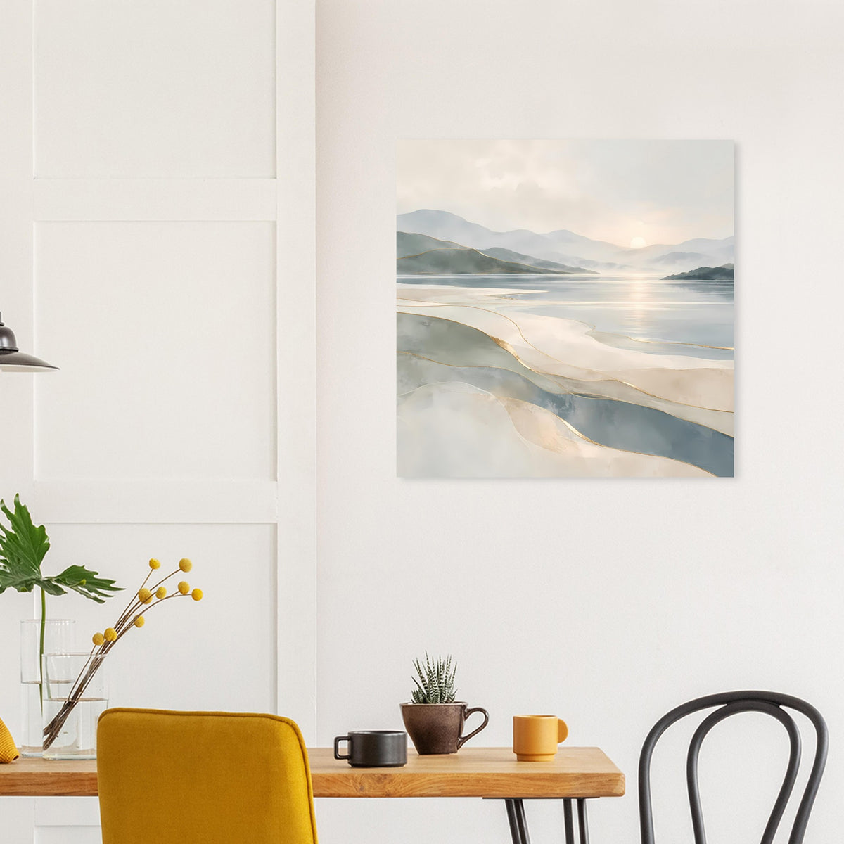 Poster zeigt Küstenlandschaft mit sanften Beige- und Grautönen sowie goldenen Linien