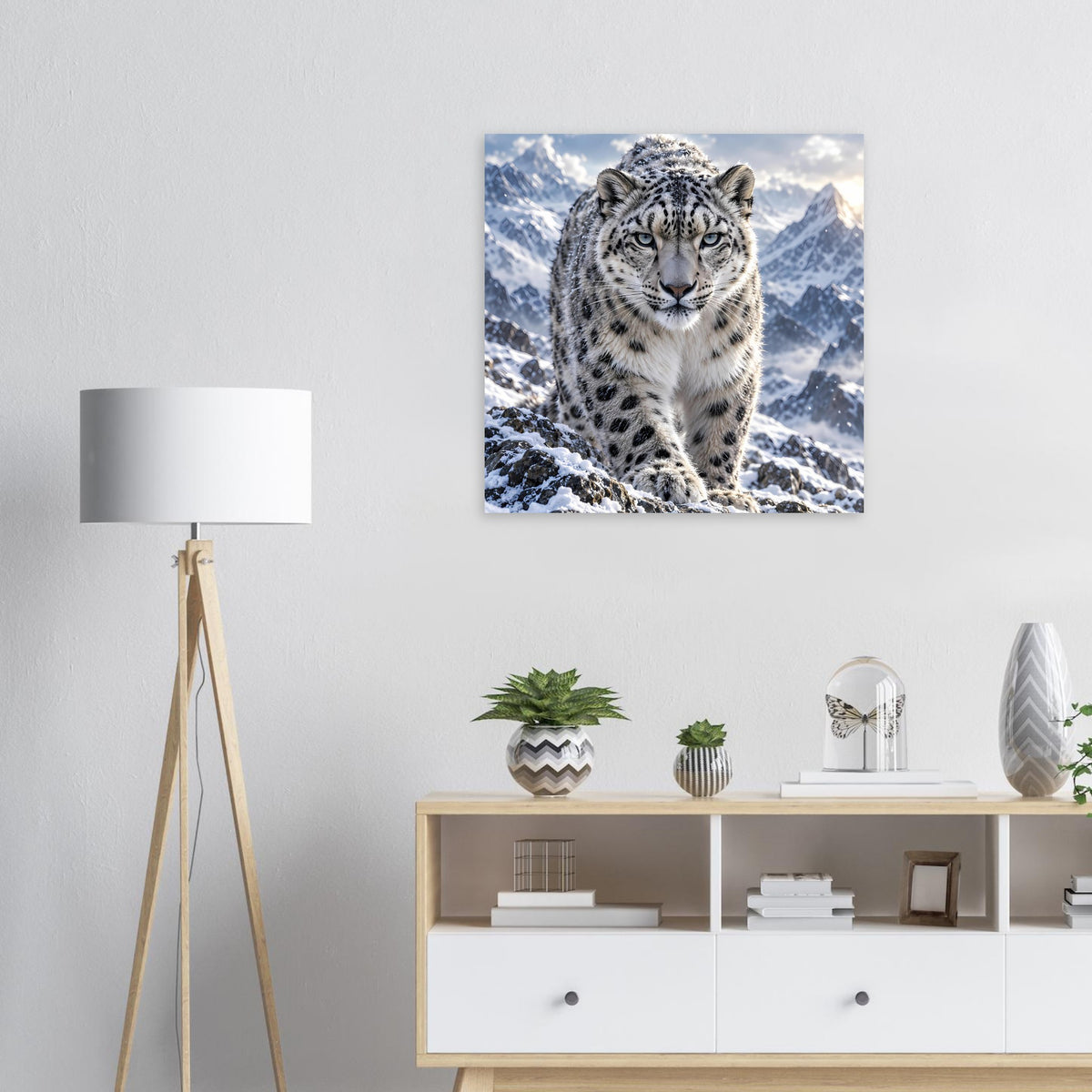 Quadratisches Poster mit Schneeleopard im Schnee vor Bergkulisse