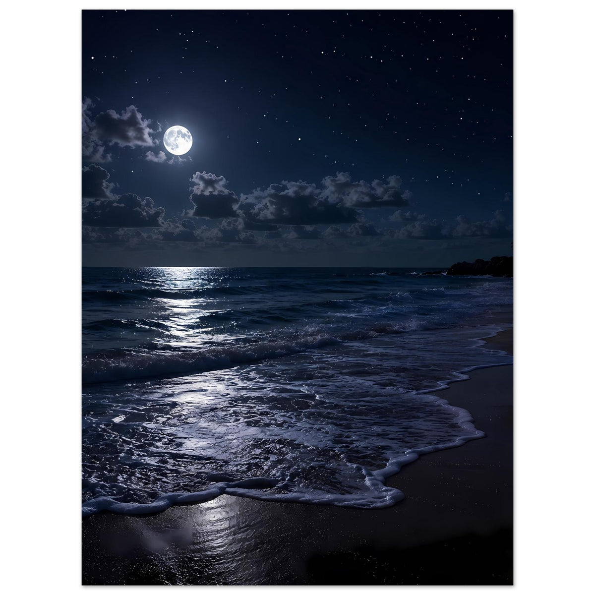 Vertikales Poster: Vollmond am Nachthimmel, Strandwellen und nasser Sand bei Nacht.