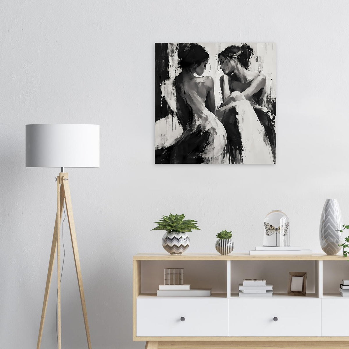 Schwarzweiß-Porträt-Poster mit zwei sitzenden Frauen im direkten Blickkontakt