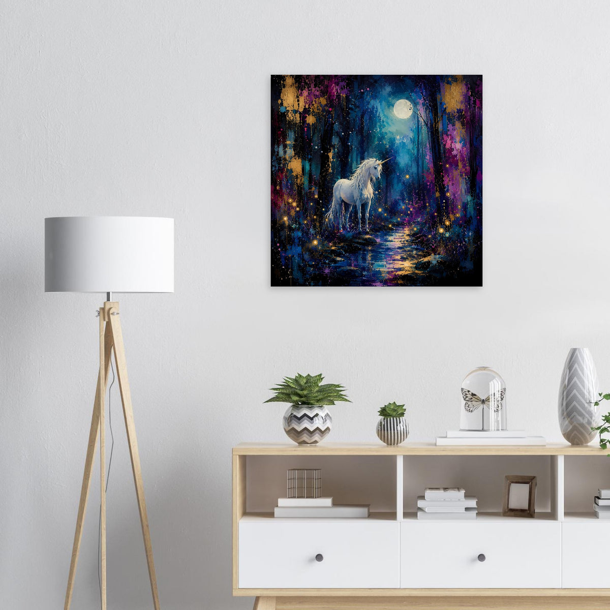 Blau-lila Mondlicht-Poster mit weißem Einhorn im nächtlichen Wald und leuchtendem Mond