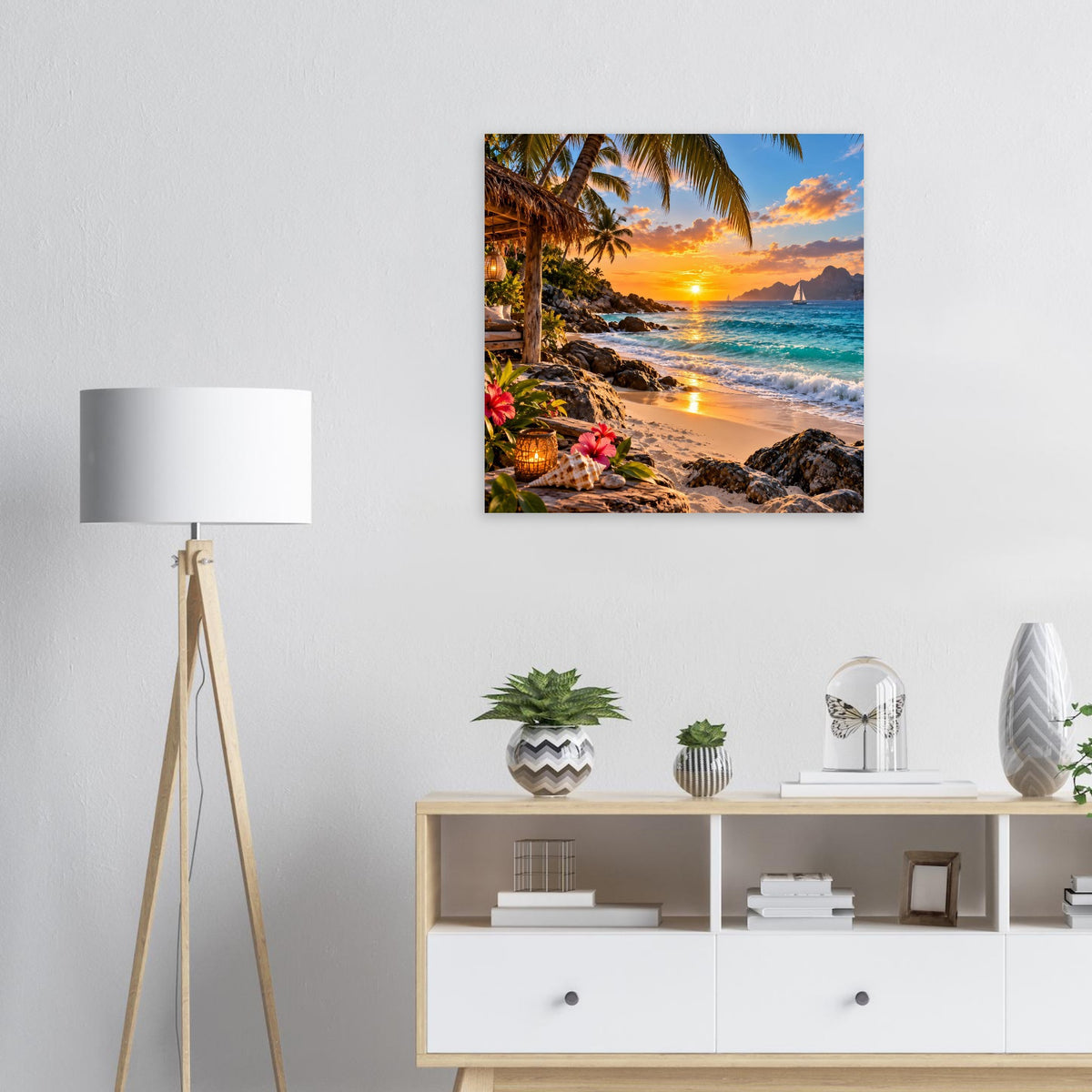Quadratisches Poster mit tropischem Strand bei Sonnenuntergang, Palmen und Blumen am Ufer