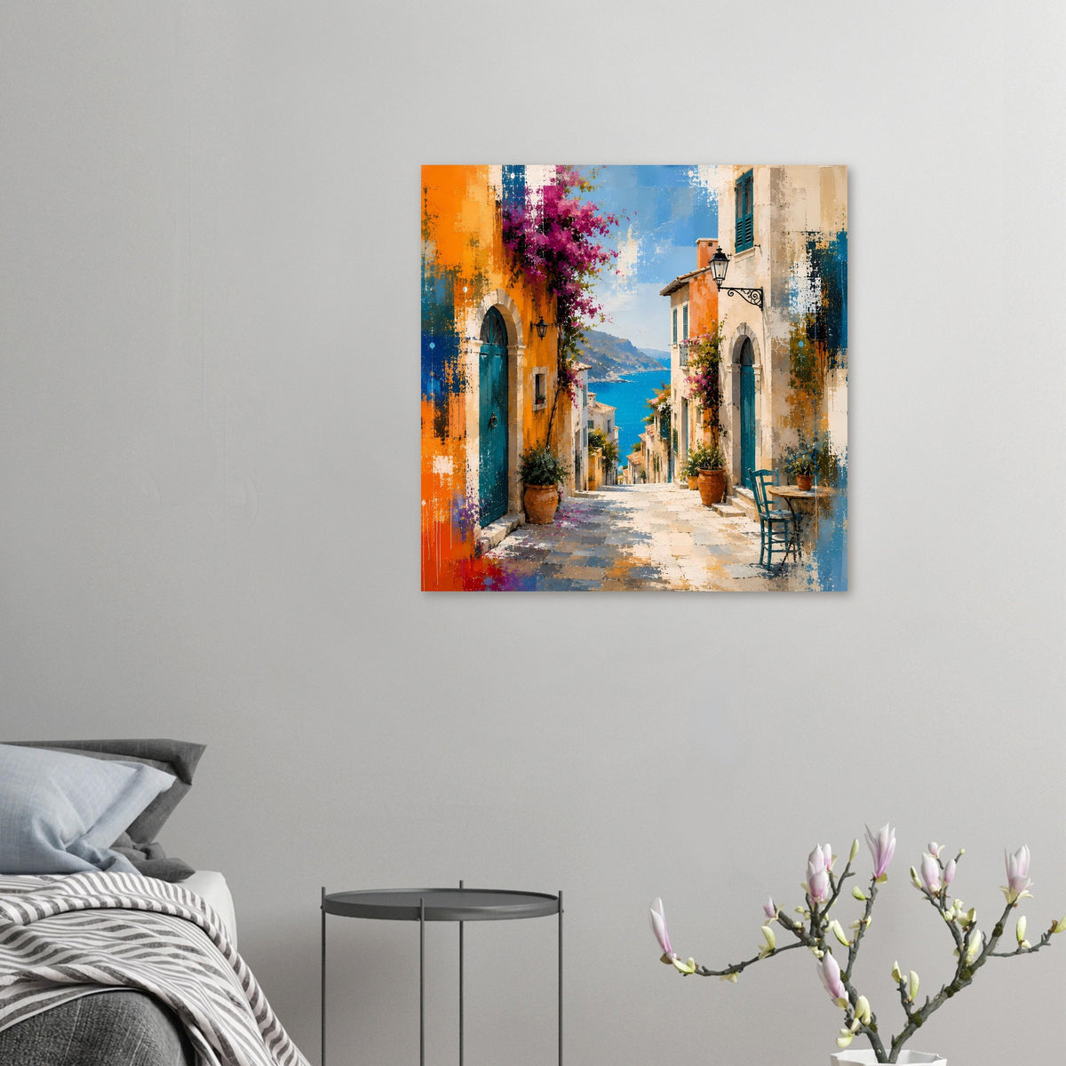 Mediterranes Straßen-Poster klein an der Wand, mit Gasse und Meerblick im Bild