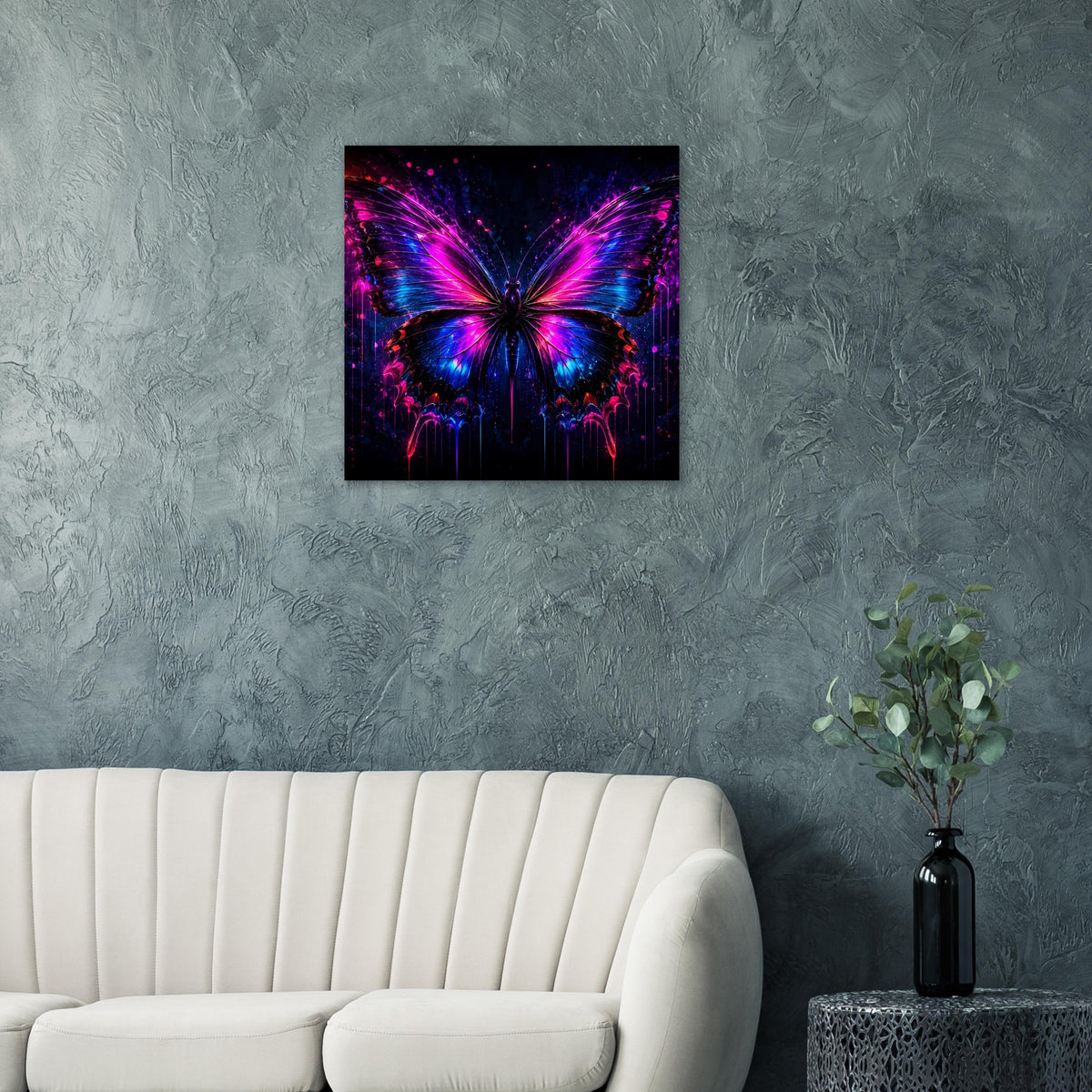 Quadratisches Poster mit leuchtendem Neon-Schmetterling in Pink, Blau und Violett, schwarz gerahmt.