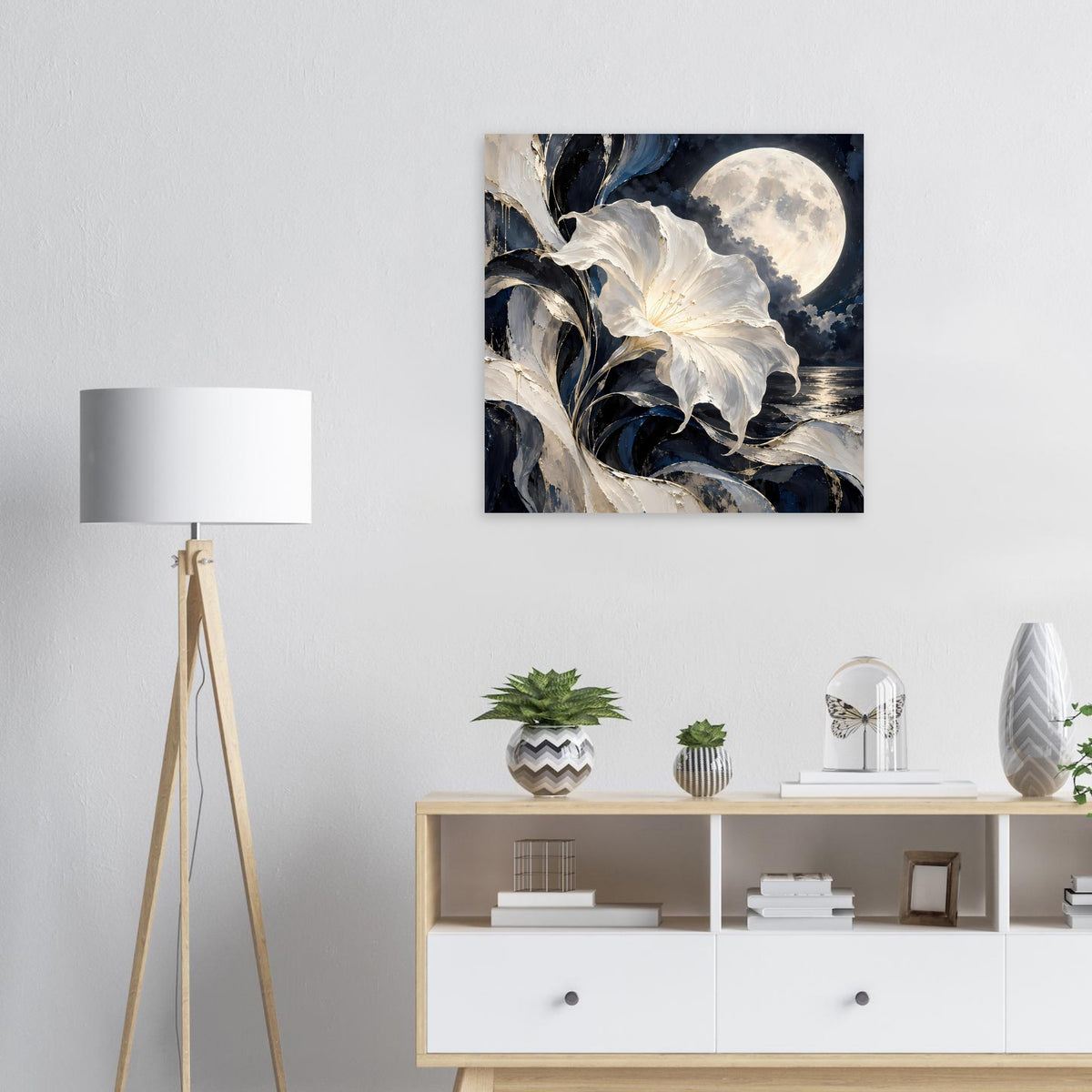 Quadratisches Blumenposter: weiße Blüte, dunkelblaue Blätter und leuchtender Mond.