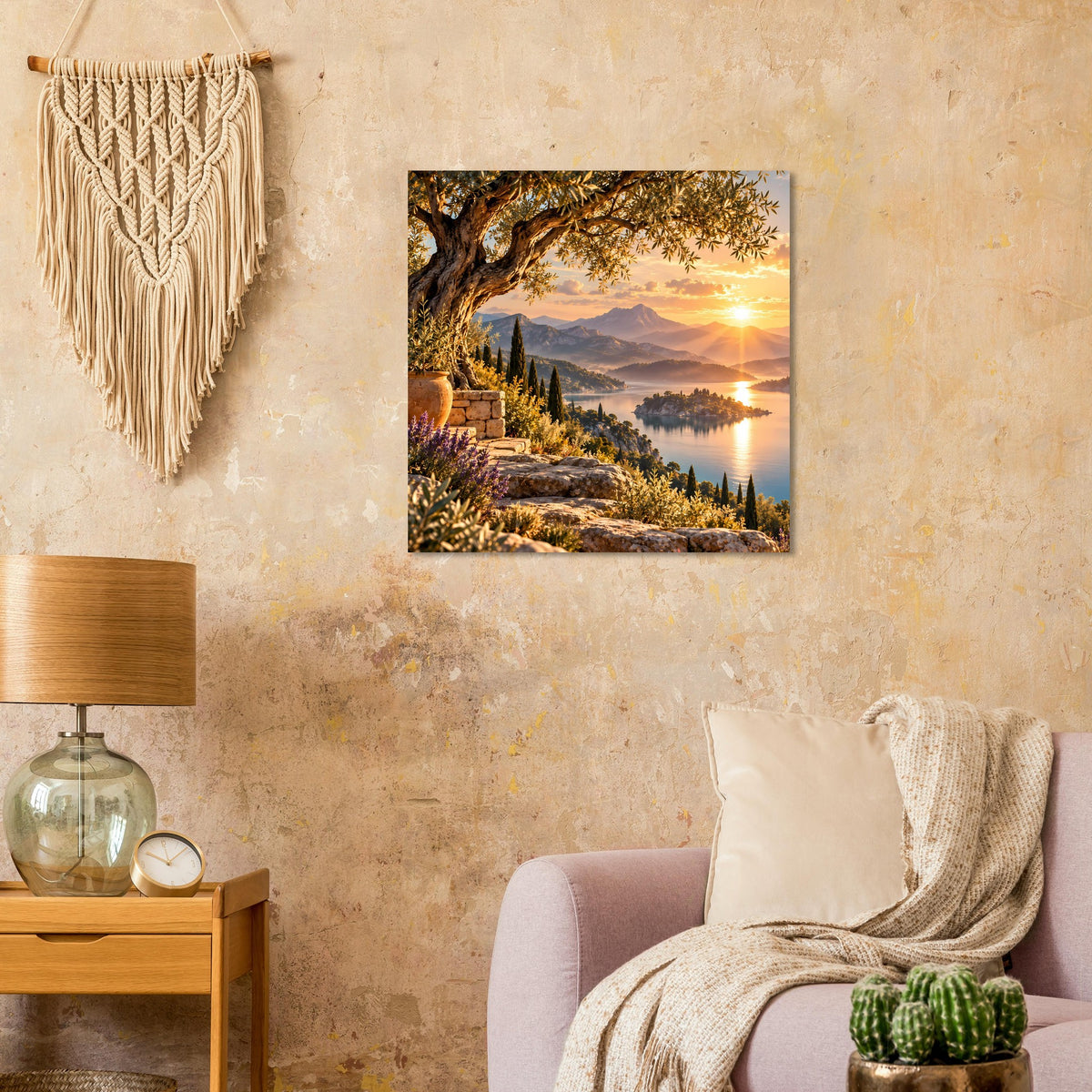 Quadratisches Wandposter mit Sonnenuntergangsszene, Küstenweg, Bäume und See im goldenen Licht