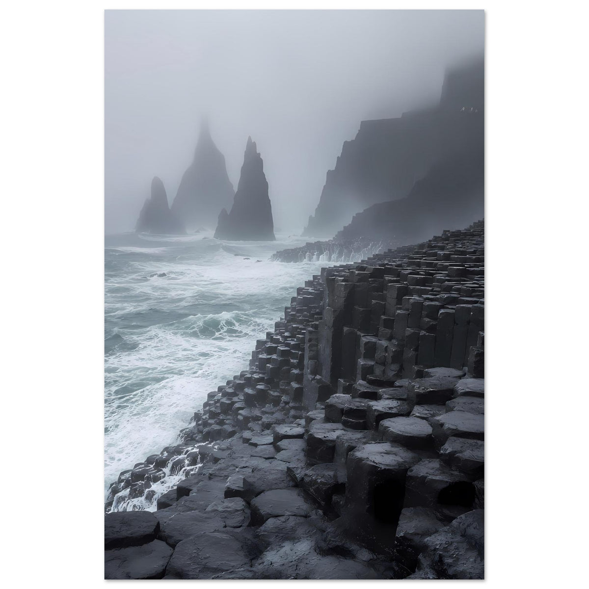 Poster im Hochformat mit nebligem Meer und dunklen Basaltsäulen am Ufer.