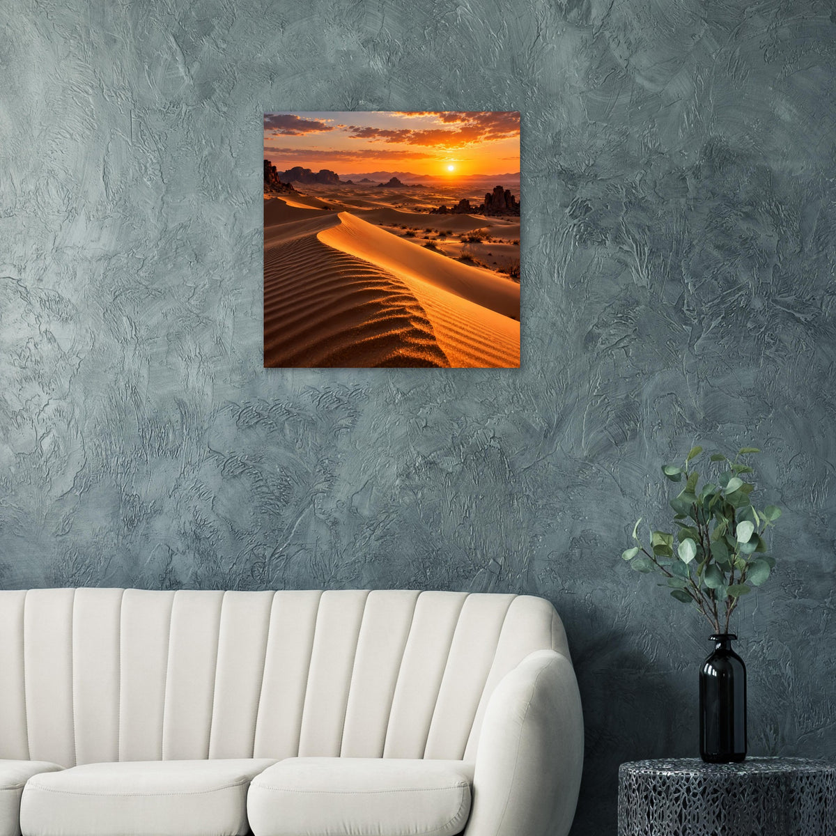 Poster mit Sonnenuntergang in der Wüste, goldene Dünen vor dunklem Bergpanorama