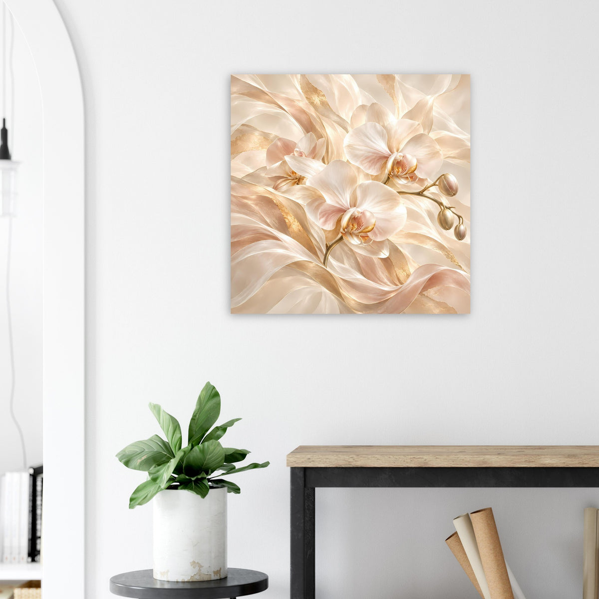 Orchideenposter mit beige-cremefarbenen Blüten und goldenen Schattierungen, quadratisch