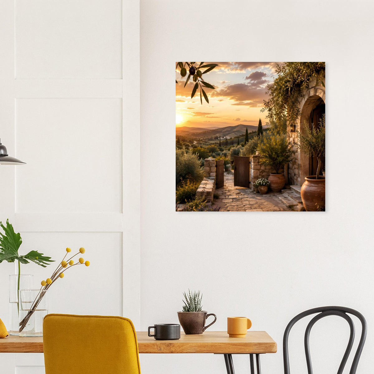 Wandposter mit toskanischem Weg zwischen Topfpflanzen, Sonnenuntergangshimmel