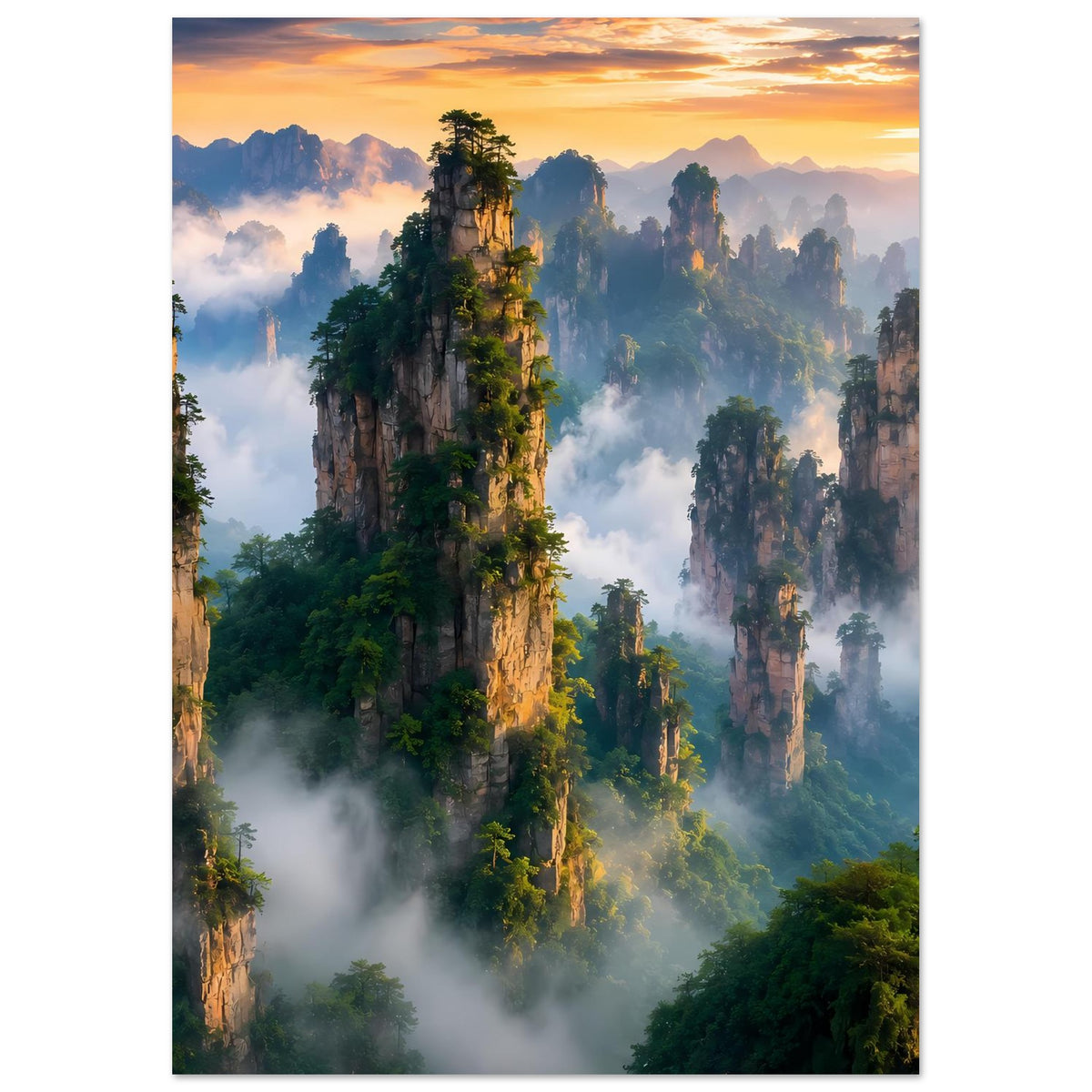 Vertikales Poster: neblige Schluchten mit Felsklippen, Grün und orangefarbenem Abendhimmel