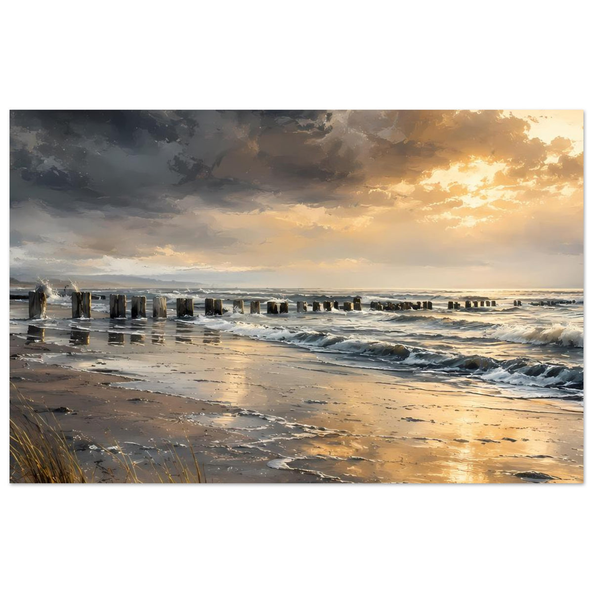 Strandposter mit warmem Sonnenlicht am Horizont, Wellenlauf und dunklen Wolken