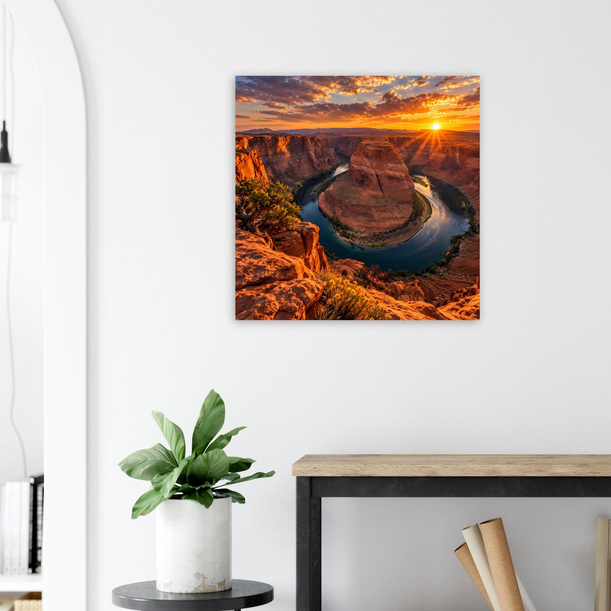 Quadratisches Poster mit Canyon-Sonnenuntergang, rotem Fels und tief stehender Sonne am Horizont