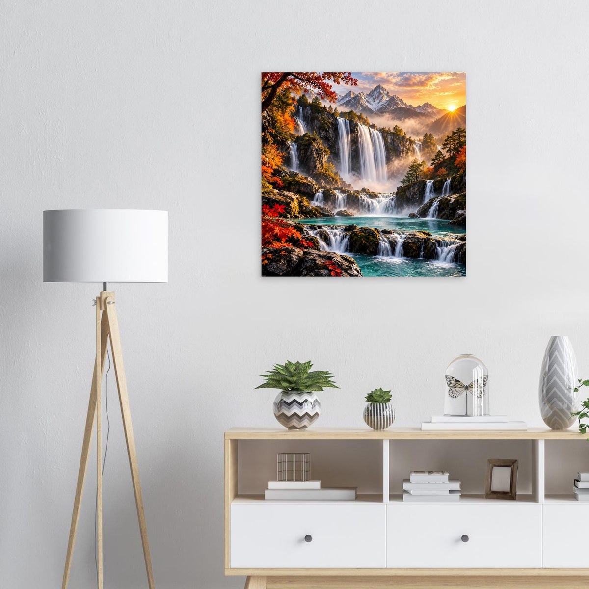 Quadratisches Poster mit Wasserfällen, Bergen und Herbstlaub bei goldenem Abendlicht