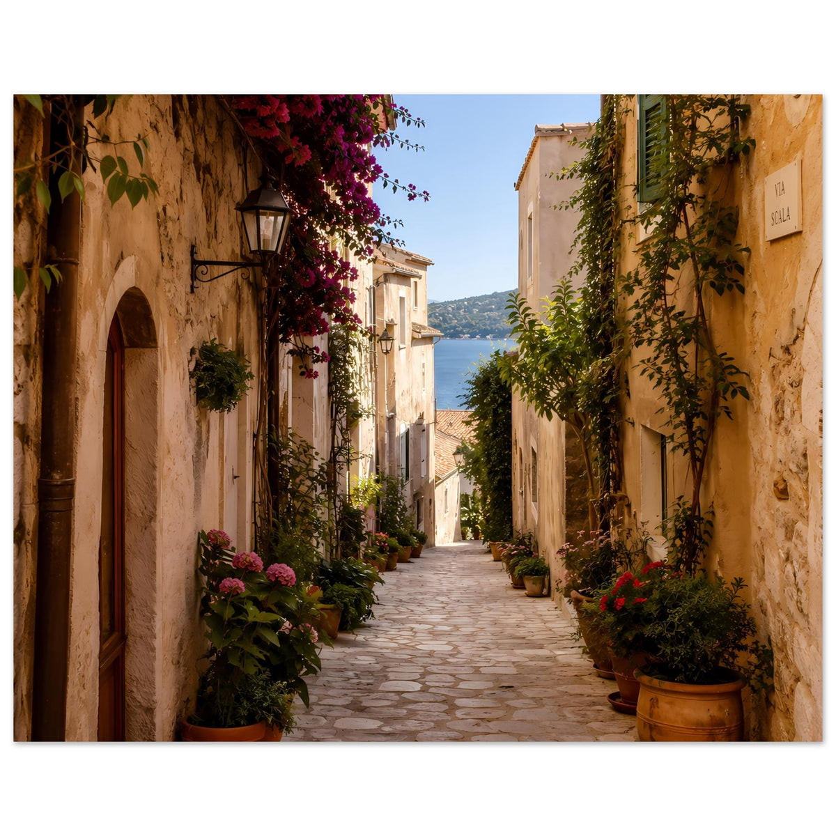 Wandposter mit mediterraner Gasse, lila Blumen, grünen Ranken und Holztüren an beiden Seiten