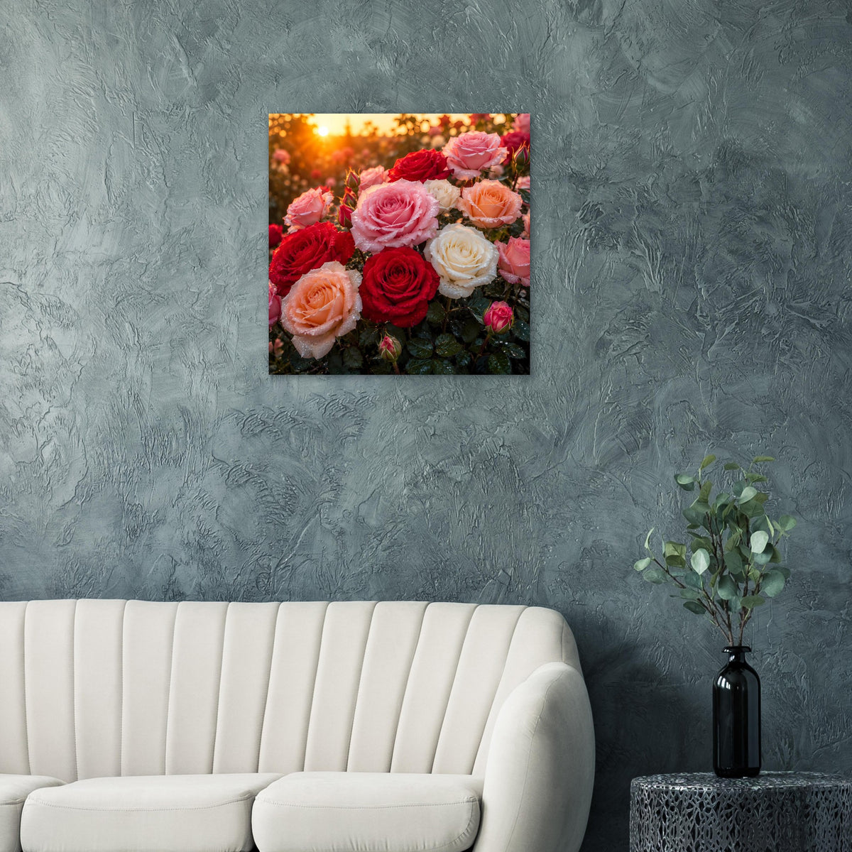Quadratisches Poster mit Rosenblüten in Rosa und Rot, cremefarbene Akzente, im schwarzen Rahmen.