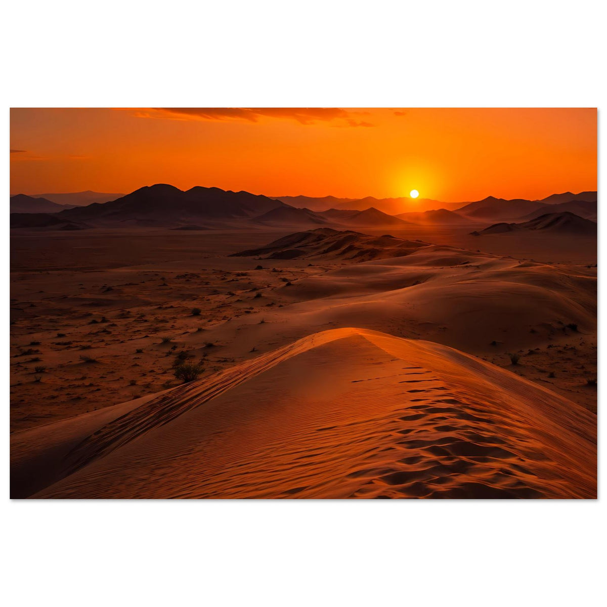 Poster Wüstenlandschaft mit warmem Sonnenuntergang, leuchtende Sonne und Dünen im Vordergrund