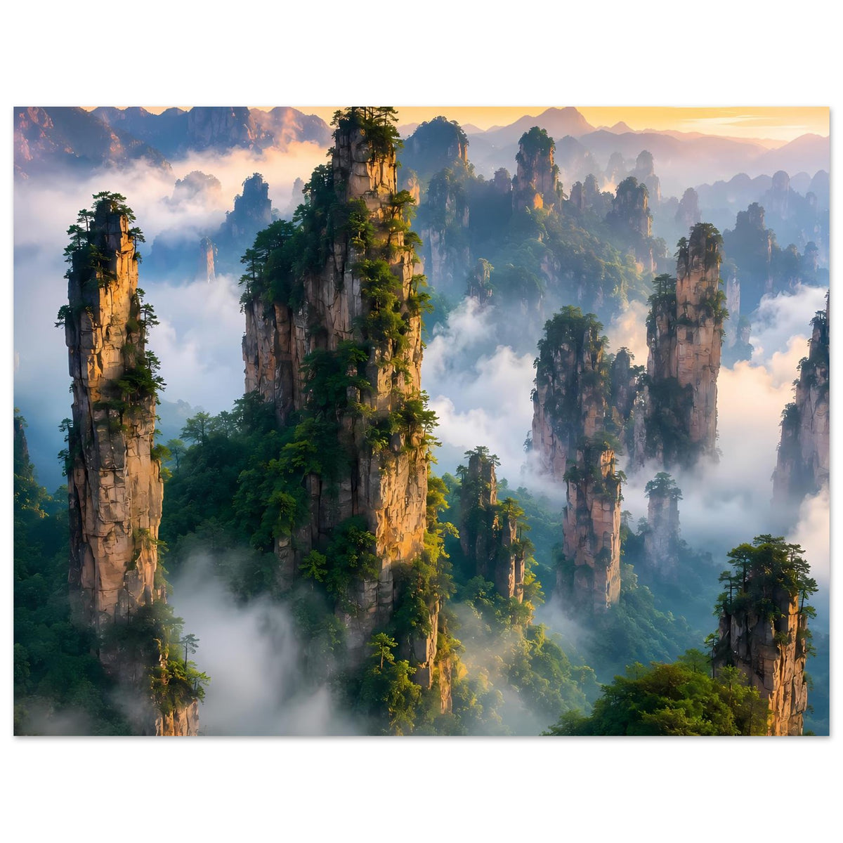 Poster mit Nebel im Tal, bewaldeten Felsen und warmen Sonnenfarben im oberen Bereich