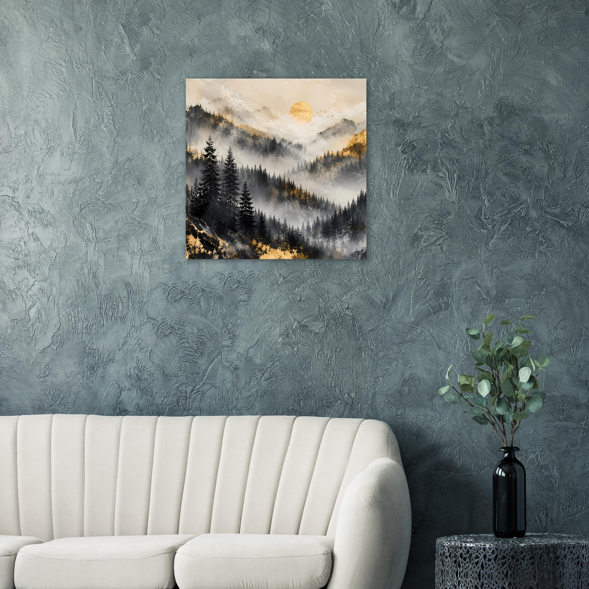 Poster mit Berglandschaft: Tannen, Nebel und goldene Sonne vor blau-grauem Hintergrund