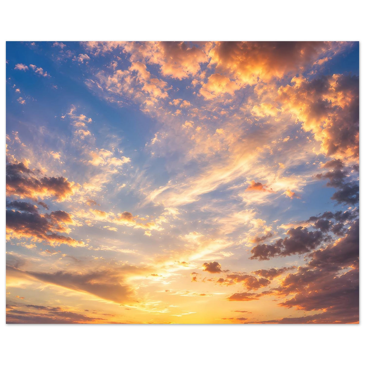 Poster im Querformat mit leuchtendem Sonnenuntergang, goldene Wolkenschatten, blaues Umfeld.