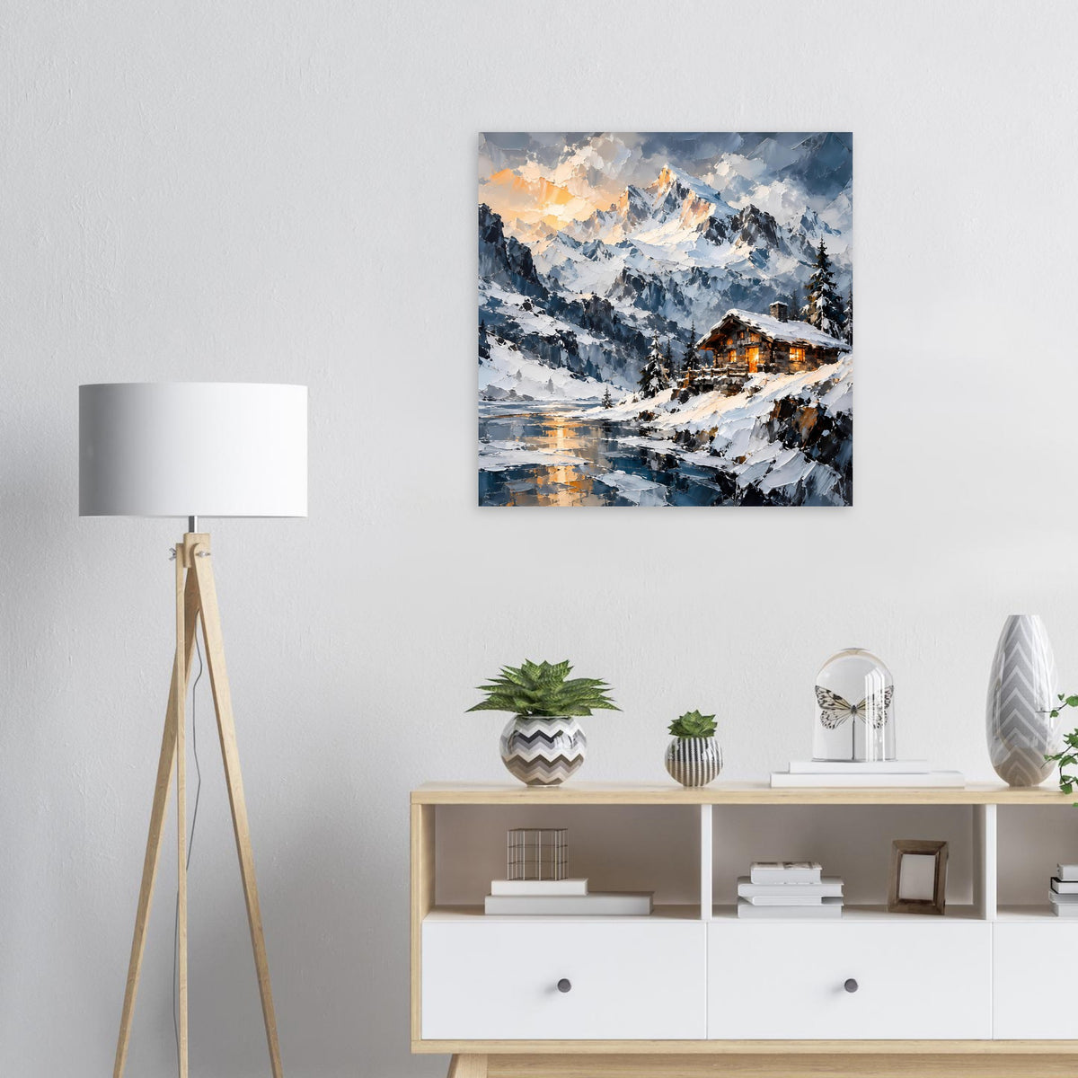 Poster mit Winterhütte in verschneiten Bergen, warm leuchtend am Flussufer