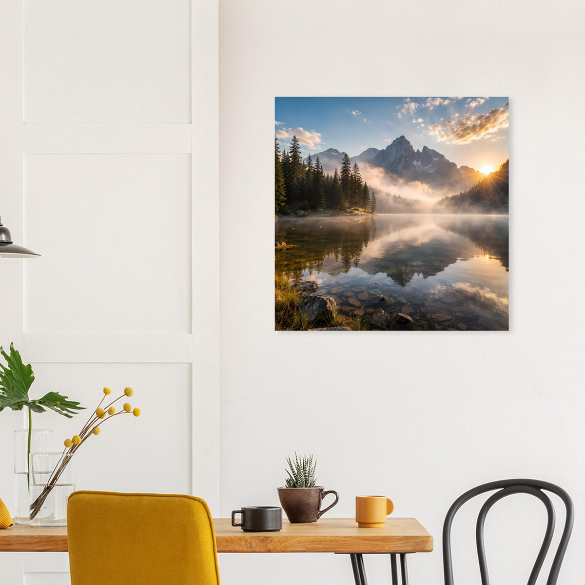 Gerahmtes Poster mit Berg und Wald, Sonnenstrahlen über dem See bei Dämmerung.