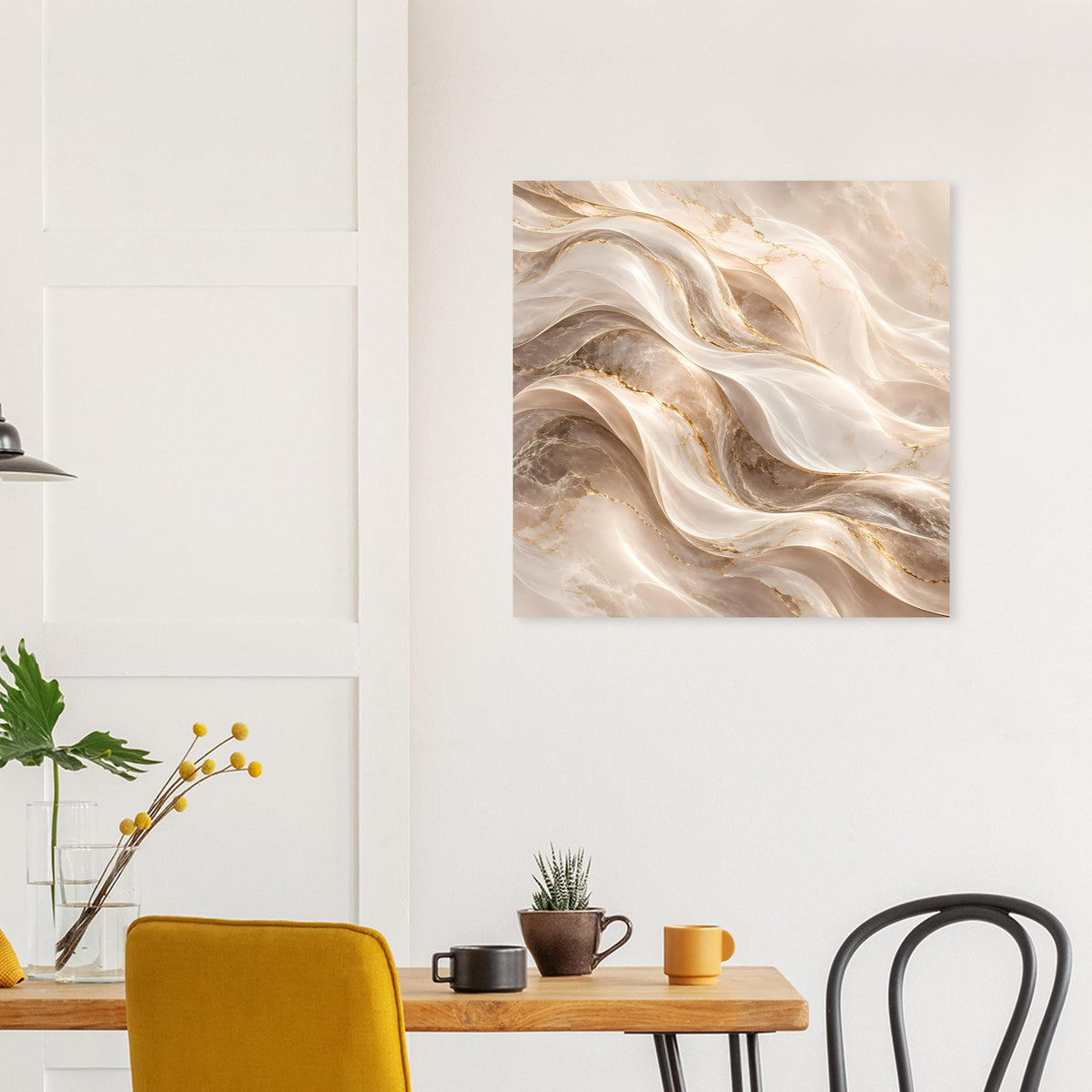 Quadratisches Poster mit goldfarbenem Wellenwirbel über beigem Grund in Creme-Optik