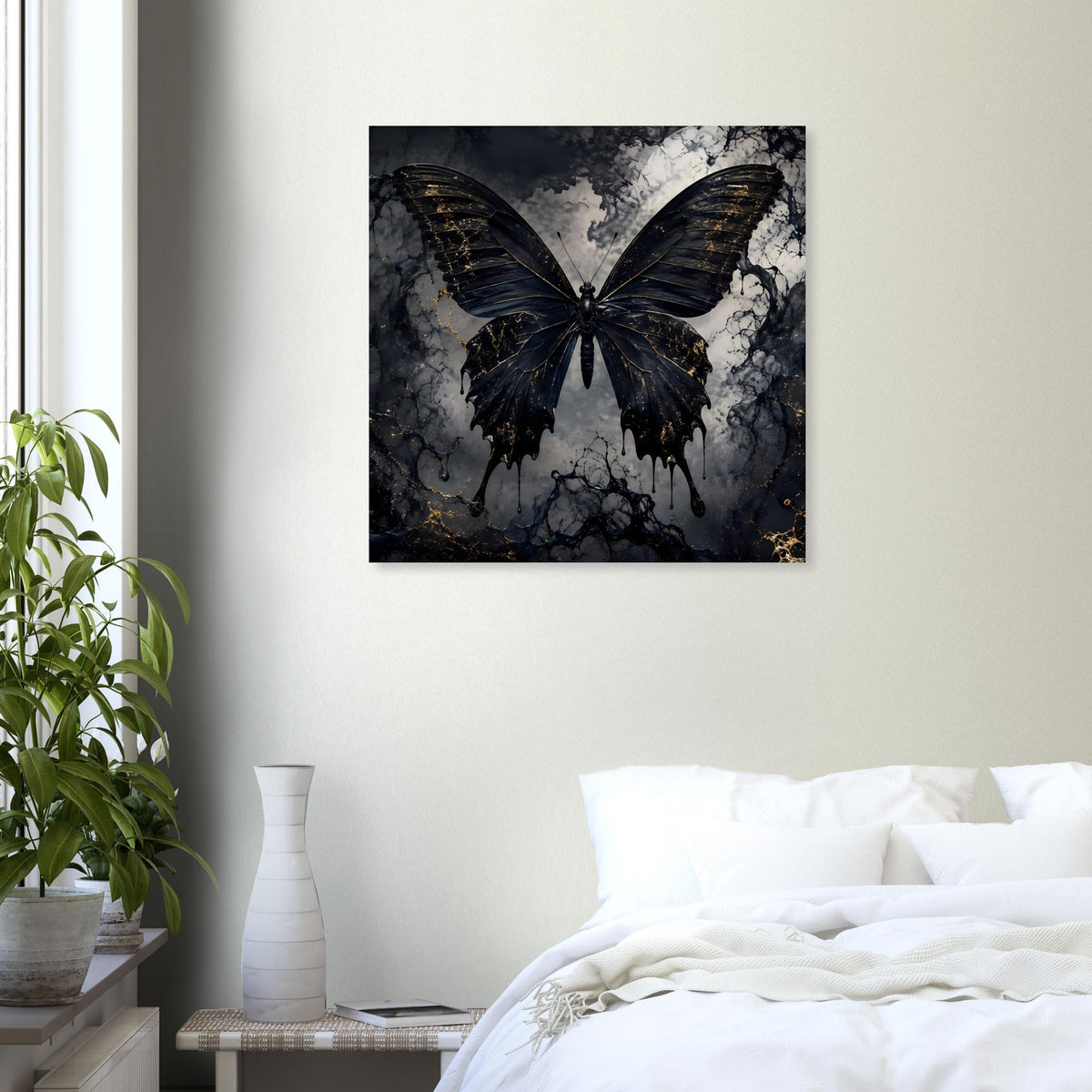 Poster mit schwarzem Schmetterling und goldenen Adern im quadratischen Rahmen, mittig