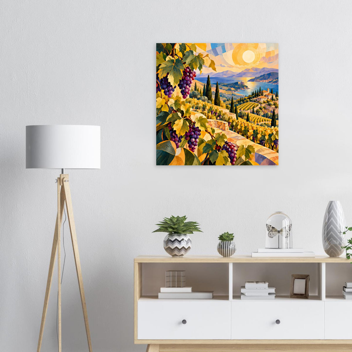 Wandposter mit Weinberg und Trauben an der Rebe im Sonnenuntergang