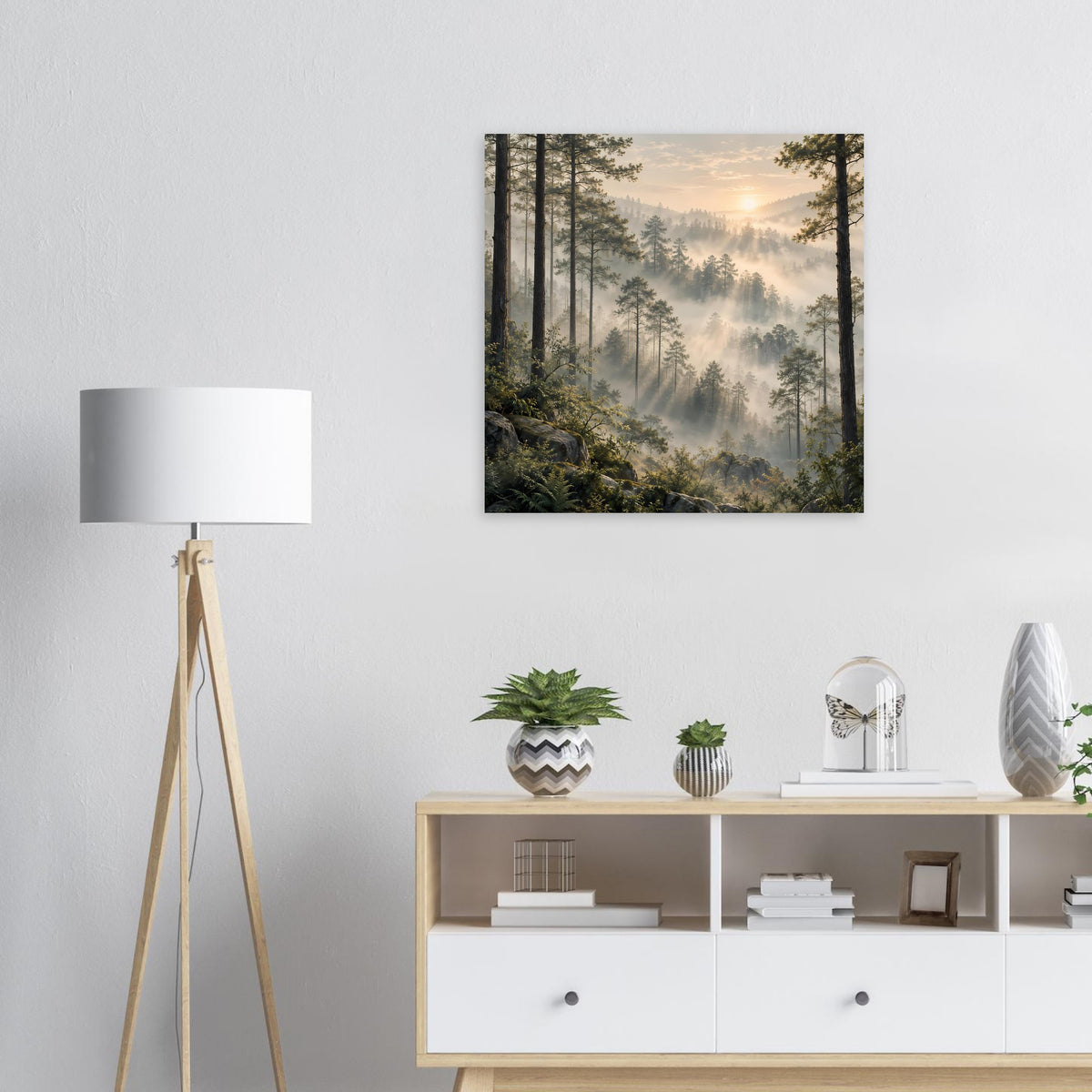 Gerahmtes Poster: Waldlandschaft mit Sonnenaufgang, Nebel und hohen Baumstämmen