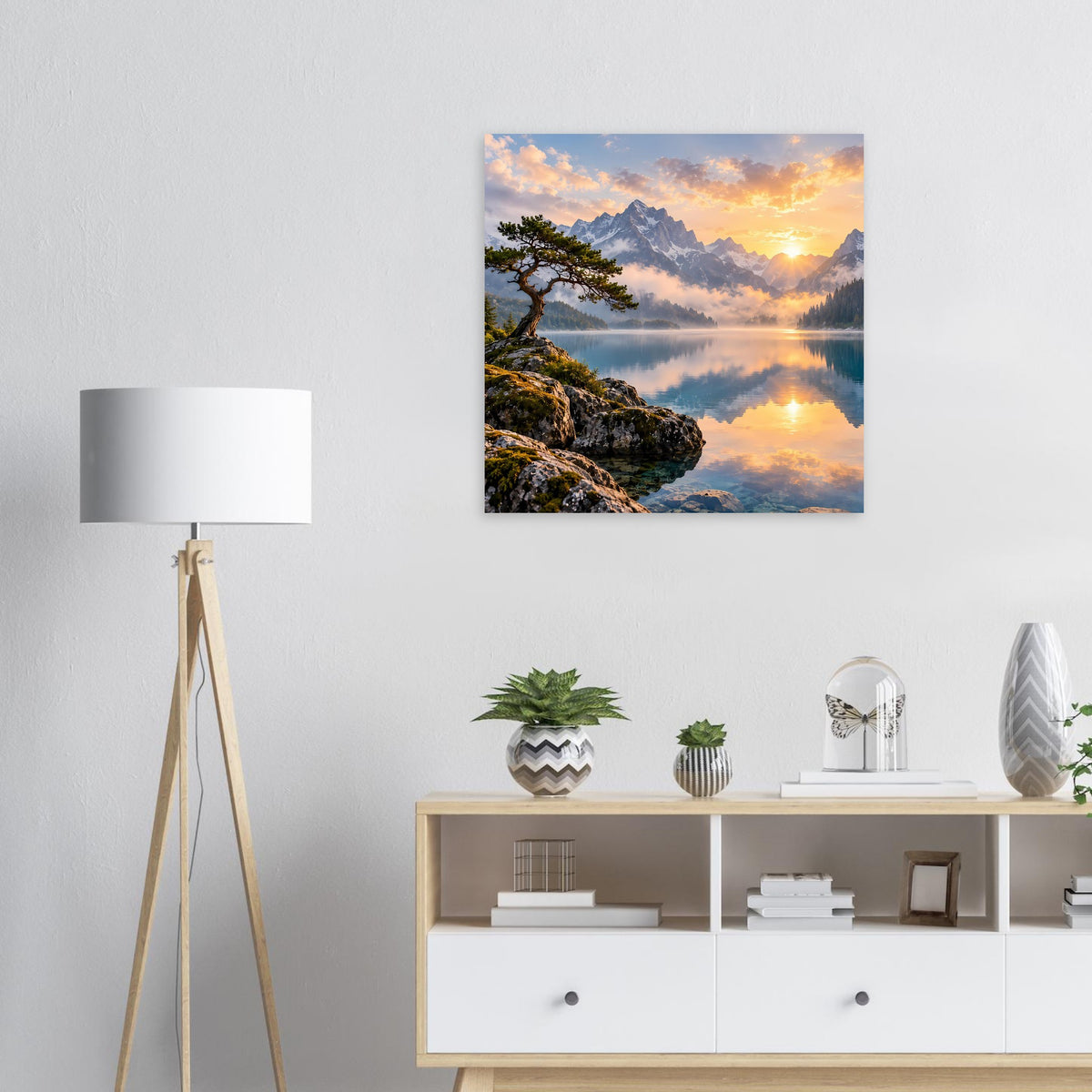 Wandposter mit Sonnenaufgang über Bergen, Baum am Felsen und Spiegelung im See