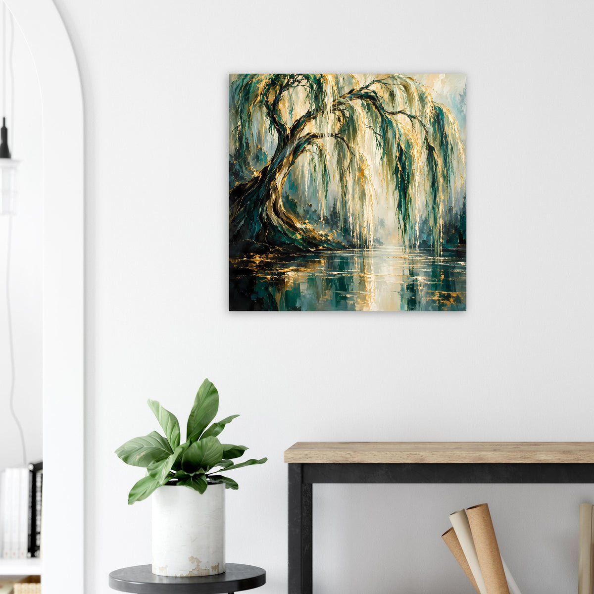 Quadratisches Poster mit Weidenbaum unter goldenen Ästen und Spiegelung im Wasser