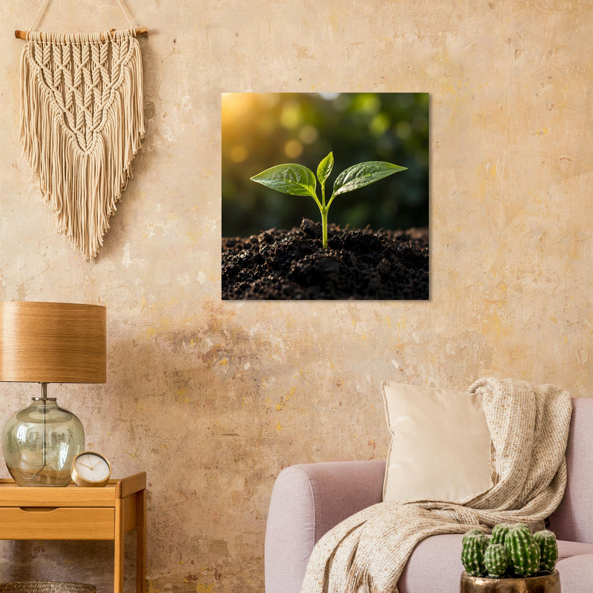 Wandbild-Print mit grünem Keimling im Boden, dunkle Erde und unscharfer Hintergrund