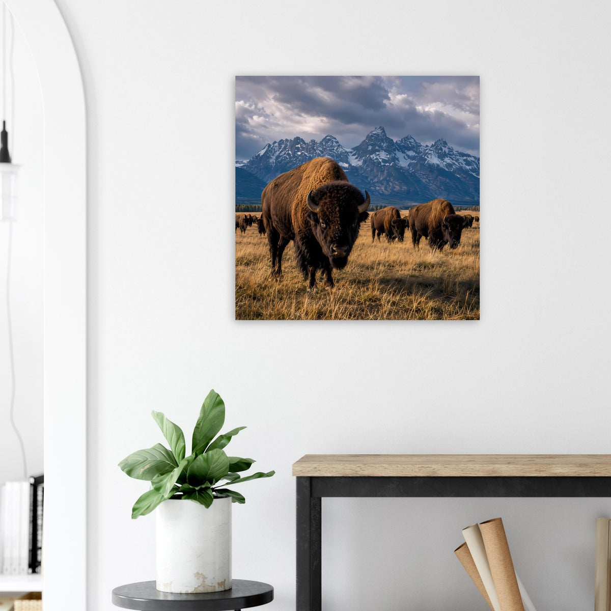 Wandposter mit Büffeln und Bergkulisse bei wolkigem Himmel