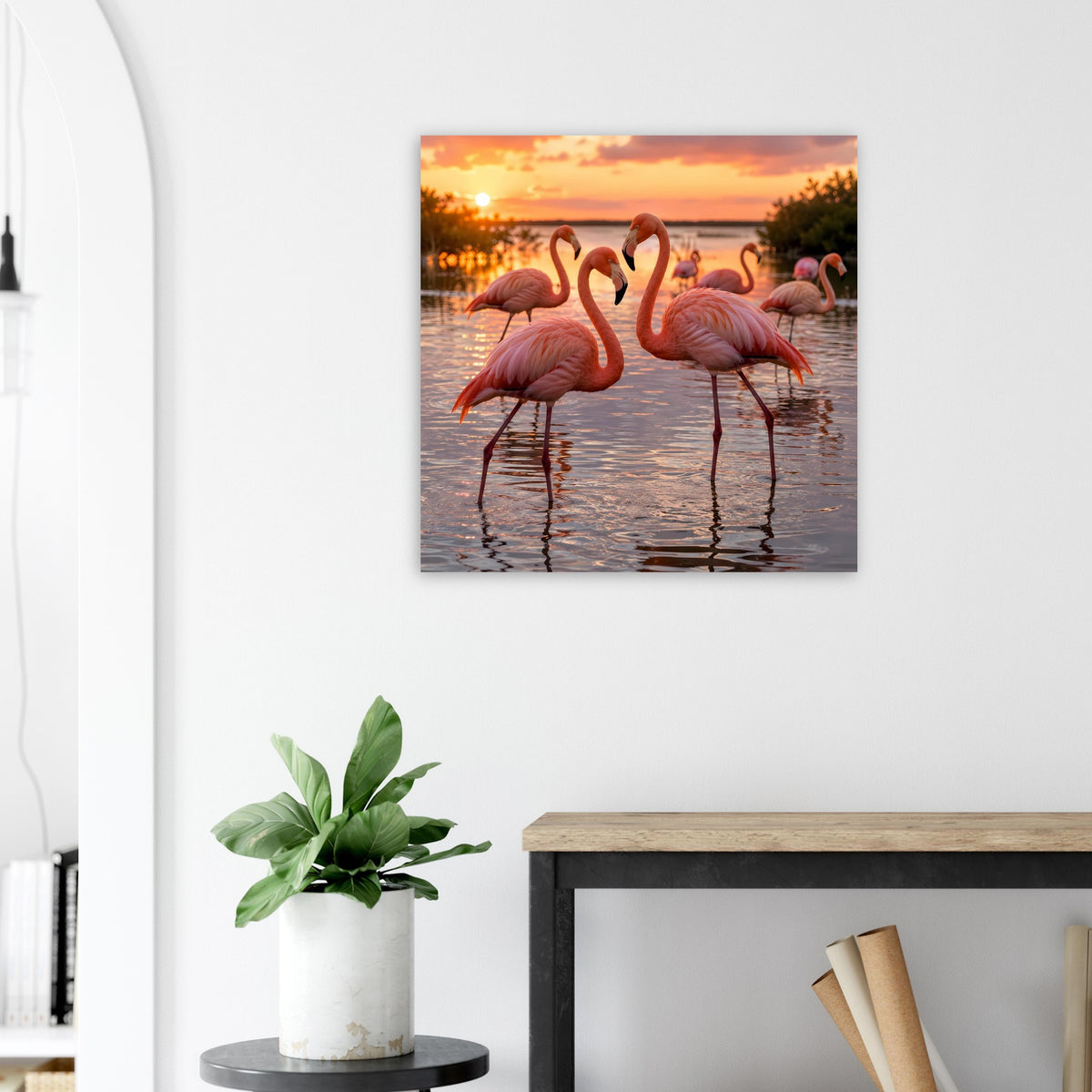 Quadratisches Poster mit mehreren Flamingos, rosa Tiere im Wasser bei Sonnenuntergang
