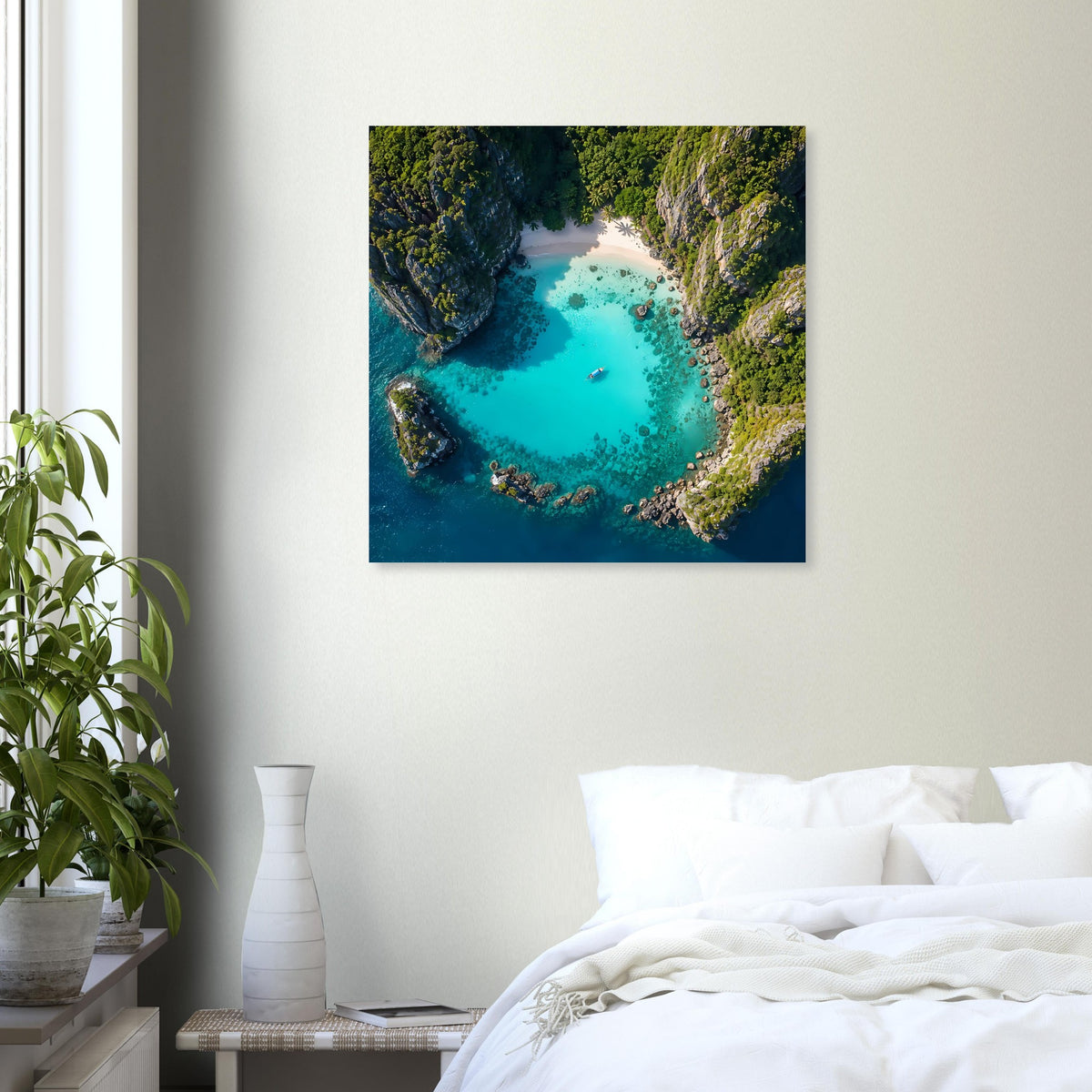 Quadratisches Poster mit türkisblauem Wasser und grünen Uferhängen
