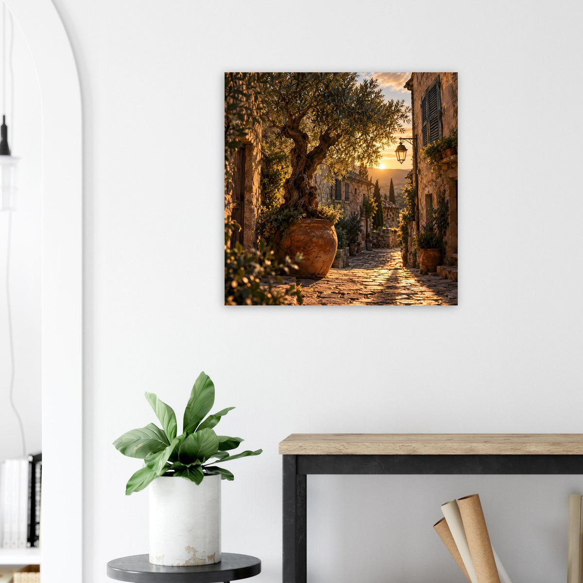 Quadratisches Wandposter mit mediterraner Gasse im Sonnenuntergang, goldenes Licht, Tontopf