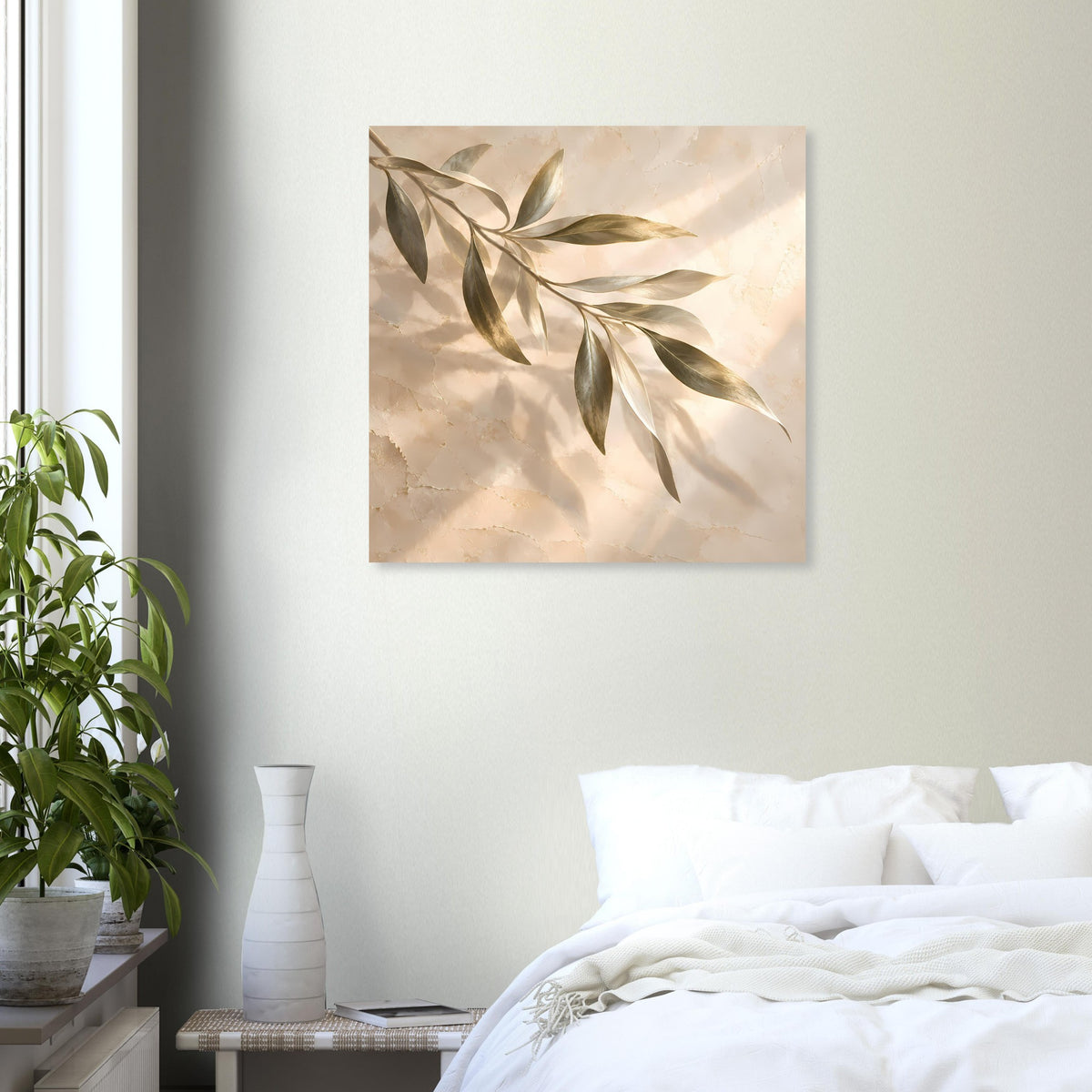 Quadratisches Wandposter mit gold schimmerndem Olivenzweig auf beigem Untergrund