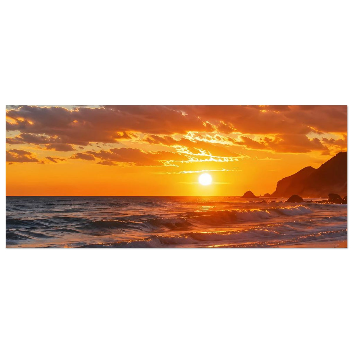 Querformat-Poster mit Sonnenuntergang am Strand: Sonne im Blick über das Meer, warme orangefarbenes Licht.