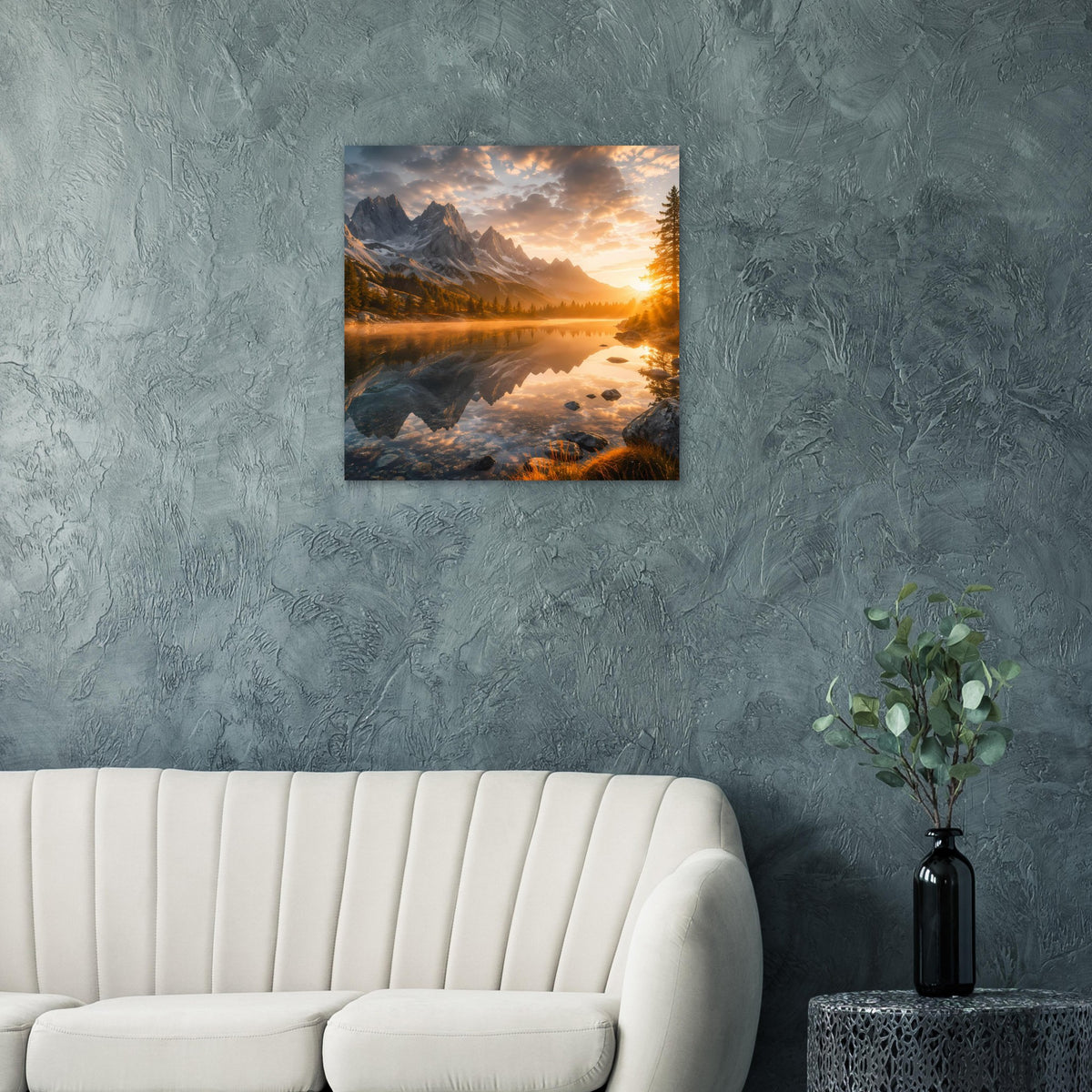 Quadratisches Poster, gerahmt: Bergsee bei Sonnenaufgang mit warmem Himmel und spiegelndem Wasser
