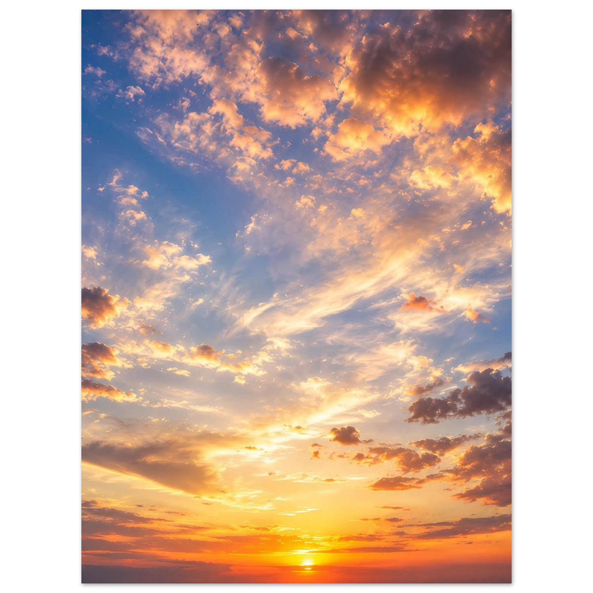 Poster im Hochformat mit Sonnenuntergang am Horizont und dramatischen Wolken