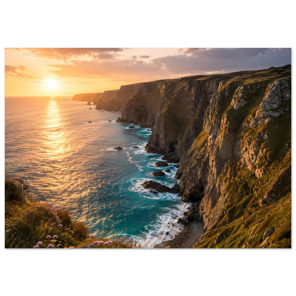 Poster mit Küstenpanorama: steile Klippen, türkisfarbenes Meer und untergehende Sonne