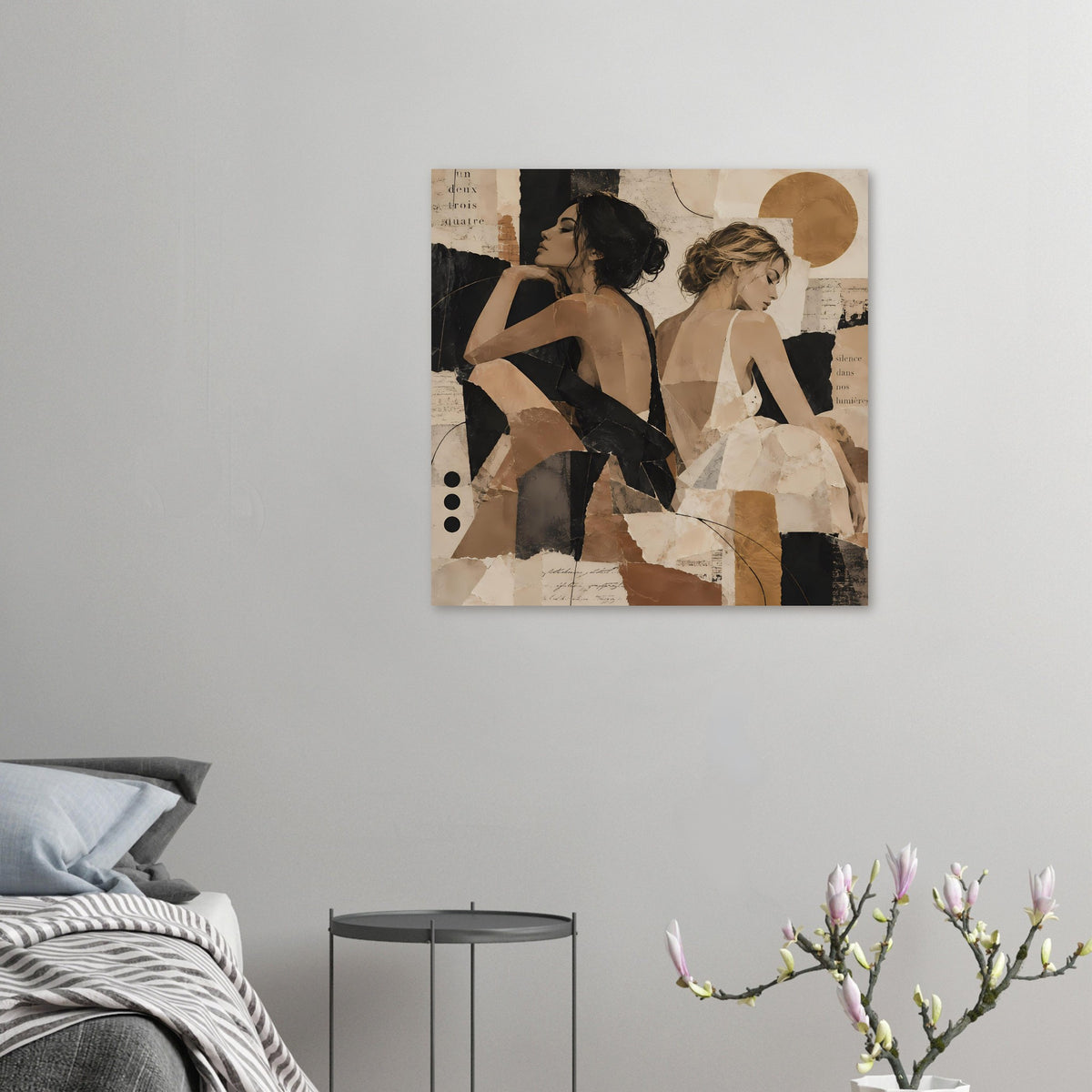 Kleines Collage-Poster mit zwei Frauen, schwarz-beige Erdtöne, abstrakte Formen und Texturen
