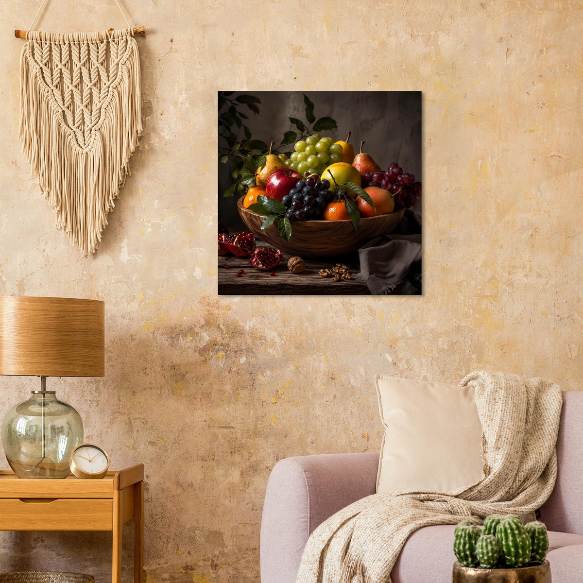 Früchtestillleben-Poster mit Obstkorb: gelbe Trauben, rote Früchte und Beeren in Holzschale