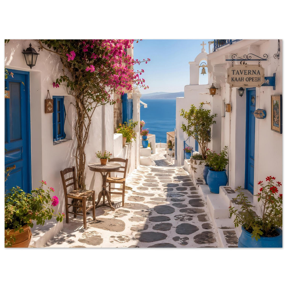 Mediterranes Poster: lange Gasse mit weißen Wänden, blauen Fenstern und pink blühender Bougainvillea
